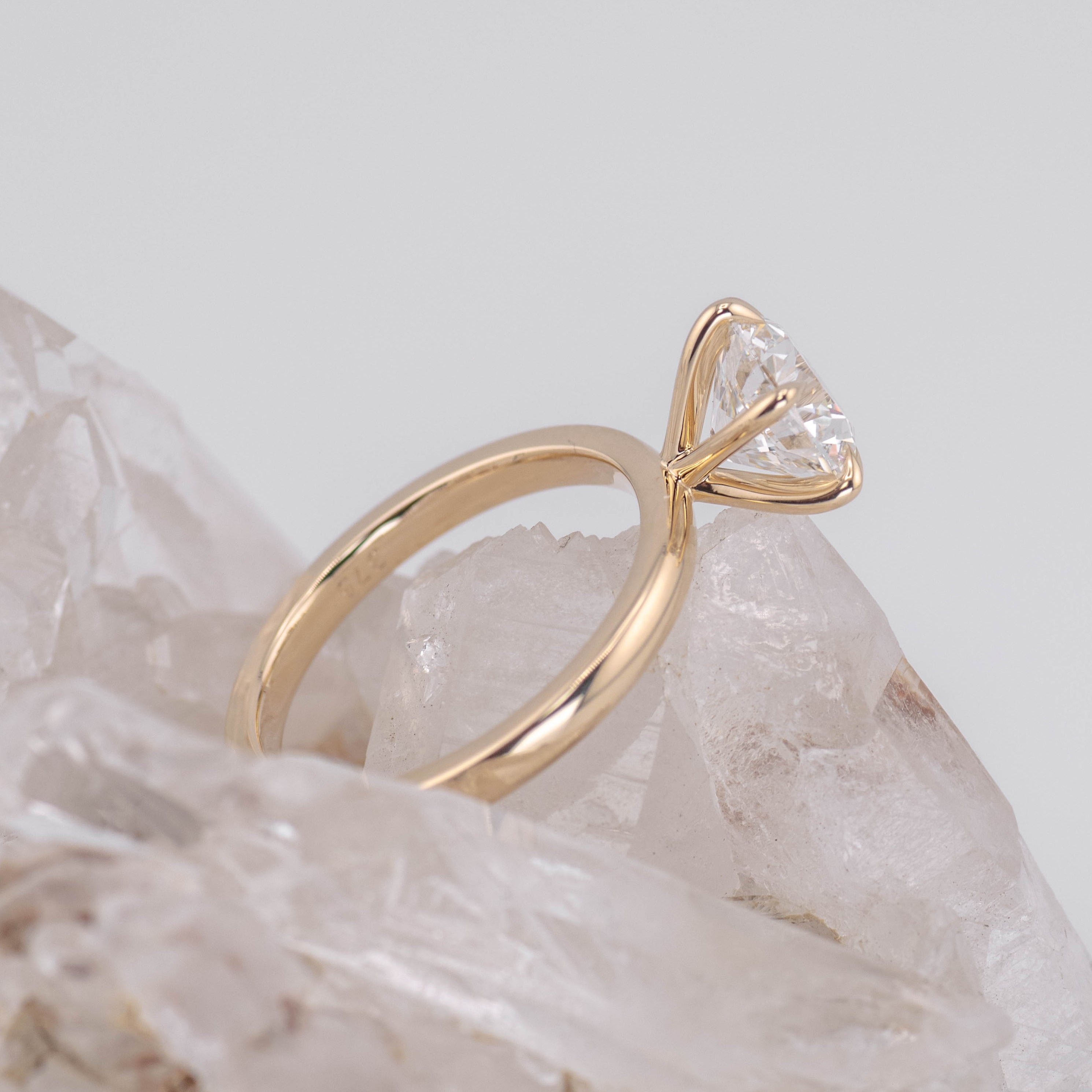 (Ready to Ship Size M) - Billie 2.0 – 6 Claw 2.07ct E VVS2 Round Solitaire in 9k Yellow Gold