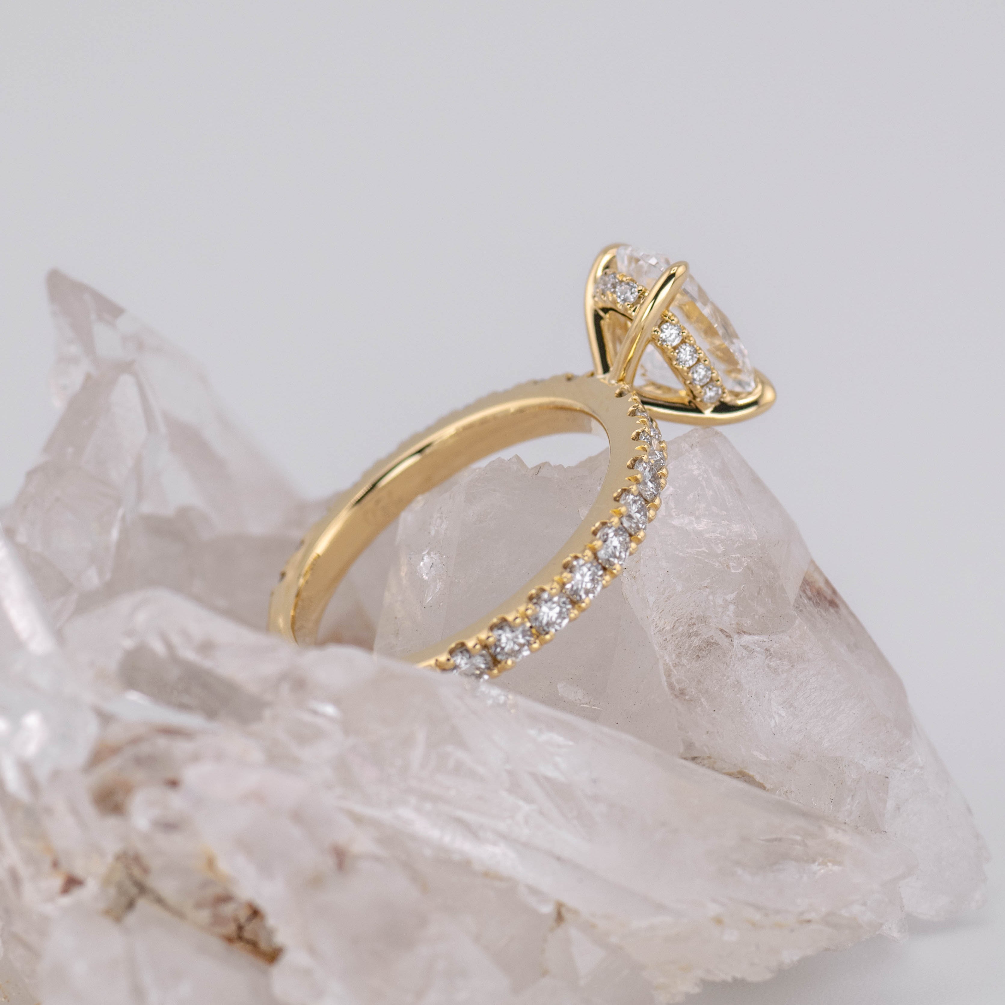(READY TO SHIP SIZE M) 2.07CT E VVS2 OVAL SOLITAIRE WITH HIDDEN HALO & PAVE BAND in 18K GOLD