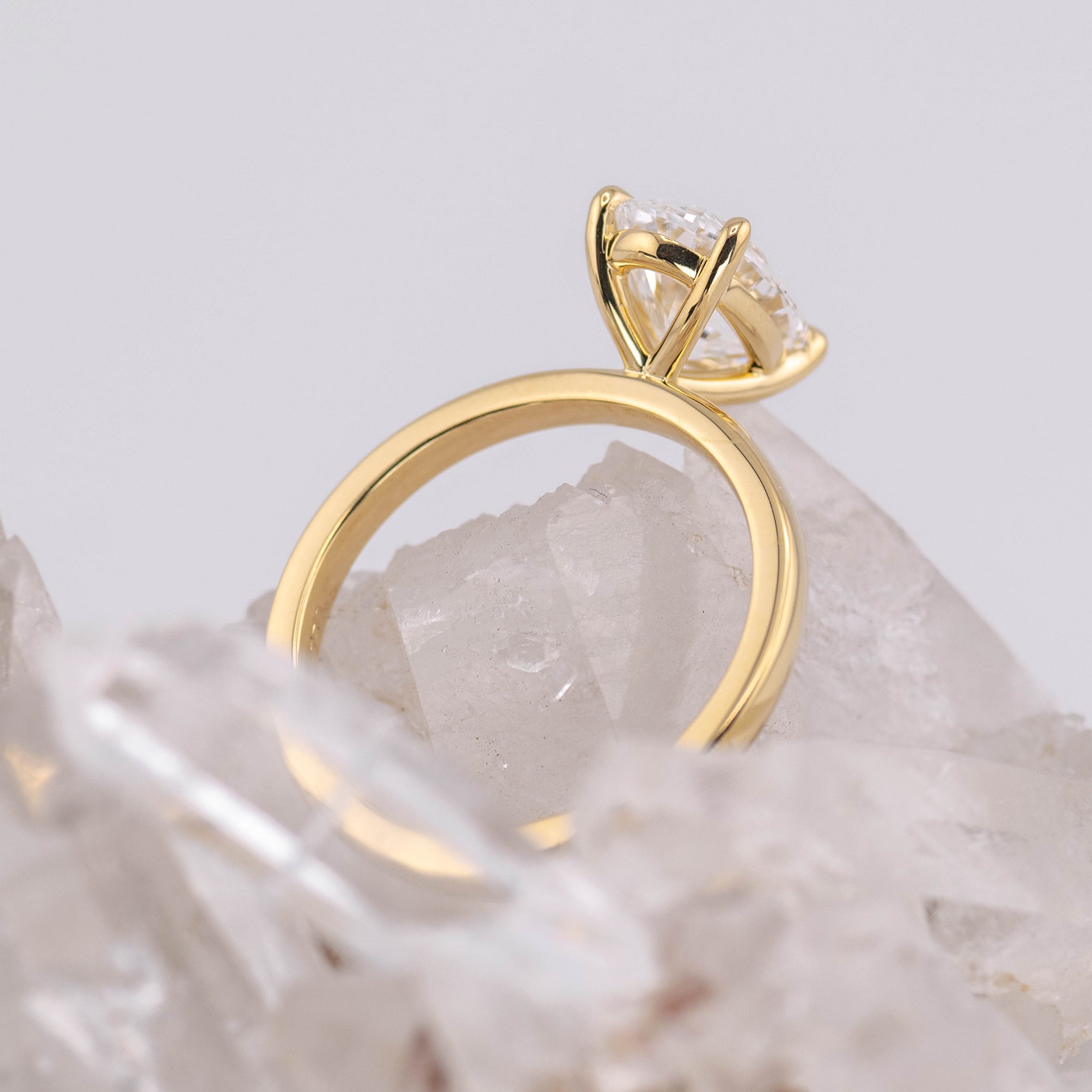 (Ready to Ship Size M) - Kate 2.0 – 4 Claw 2.07ct D VVS2 Oval Solitaire in 18k Yellow Gold