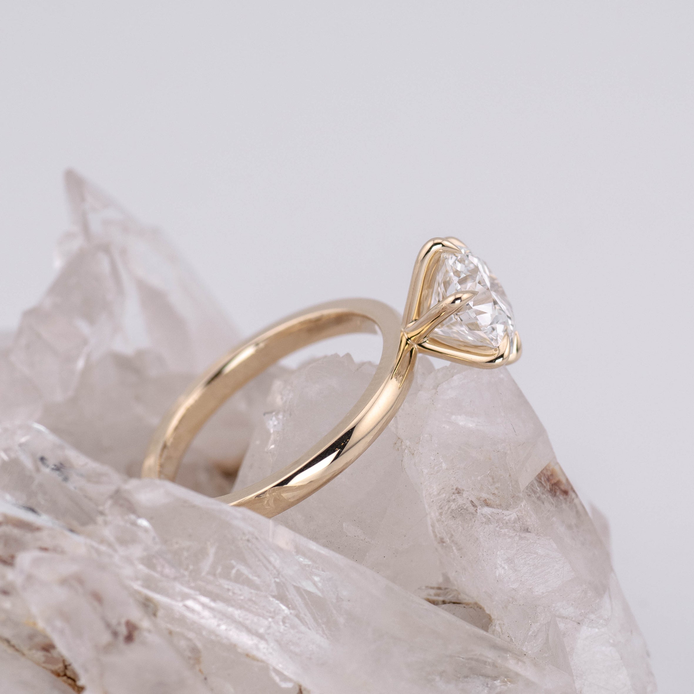 (Ready to Ship Size M) - Billie 2.0 – 6 Claw 2.09ct E VVS2 Round Solitaire 9k Yellow Gold