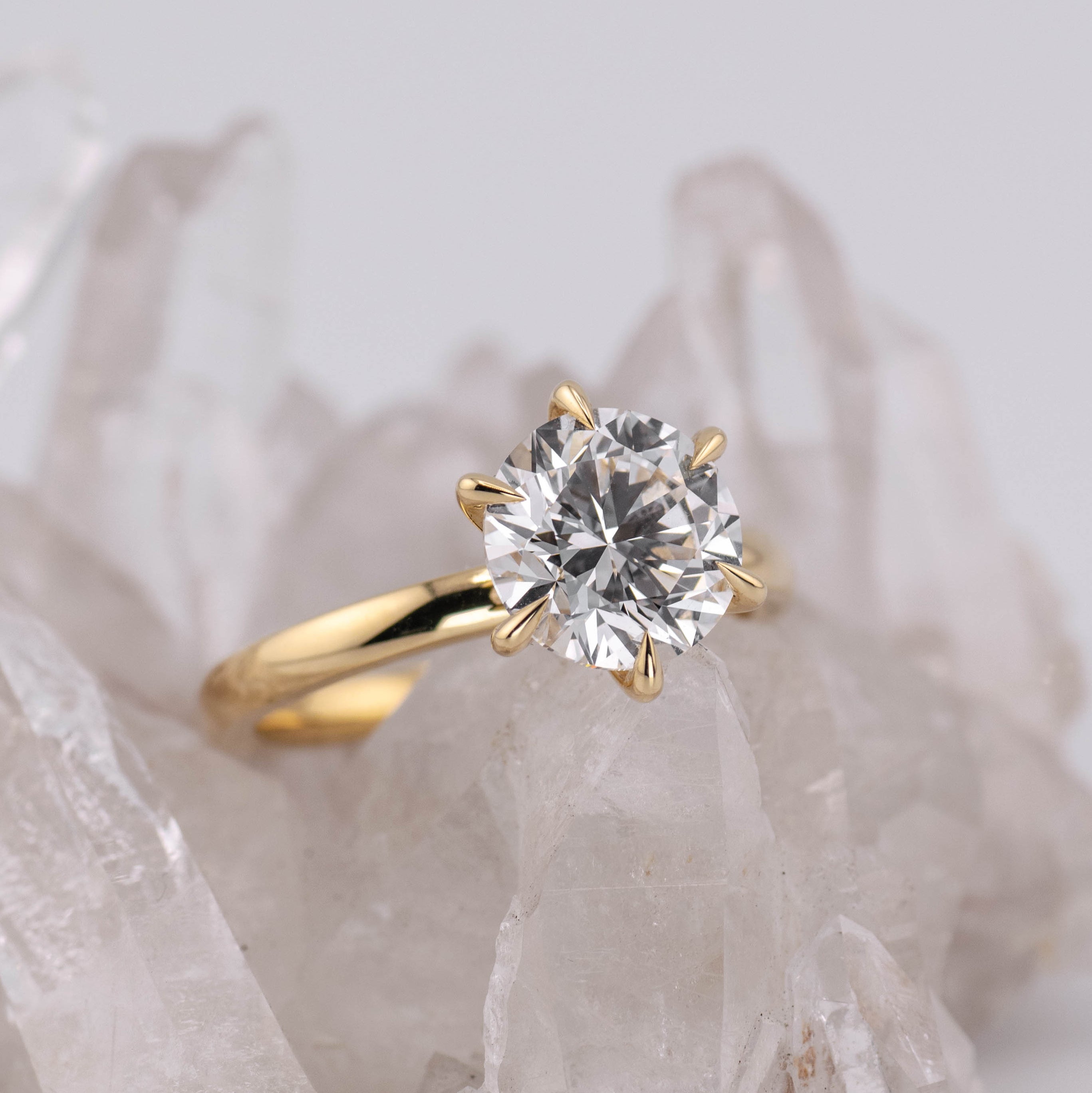 (Ready to Ship Size M) - Billie 2.4 – 6 Claw 2.40ct E VVS2 Round Solitaire in 18k Yellow Gold