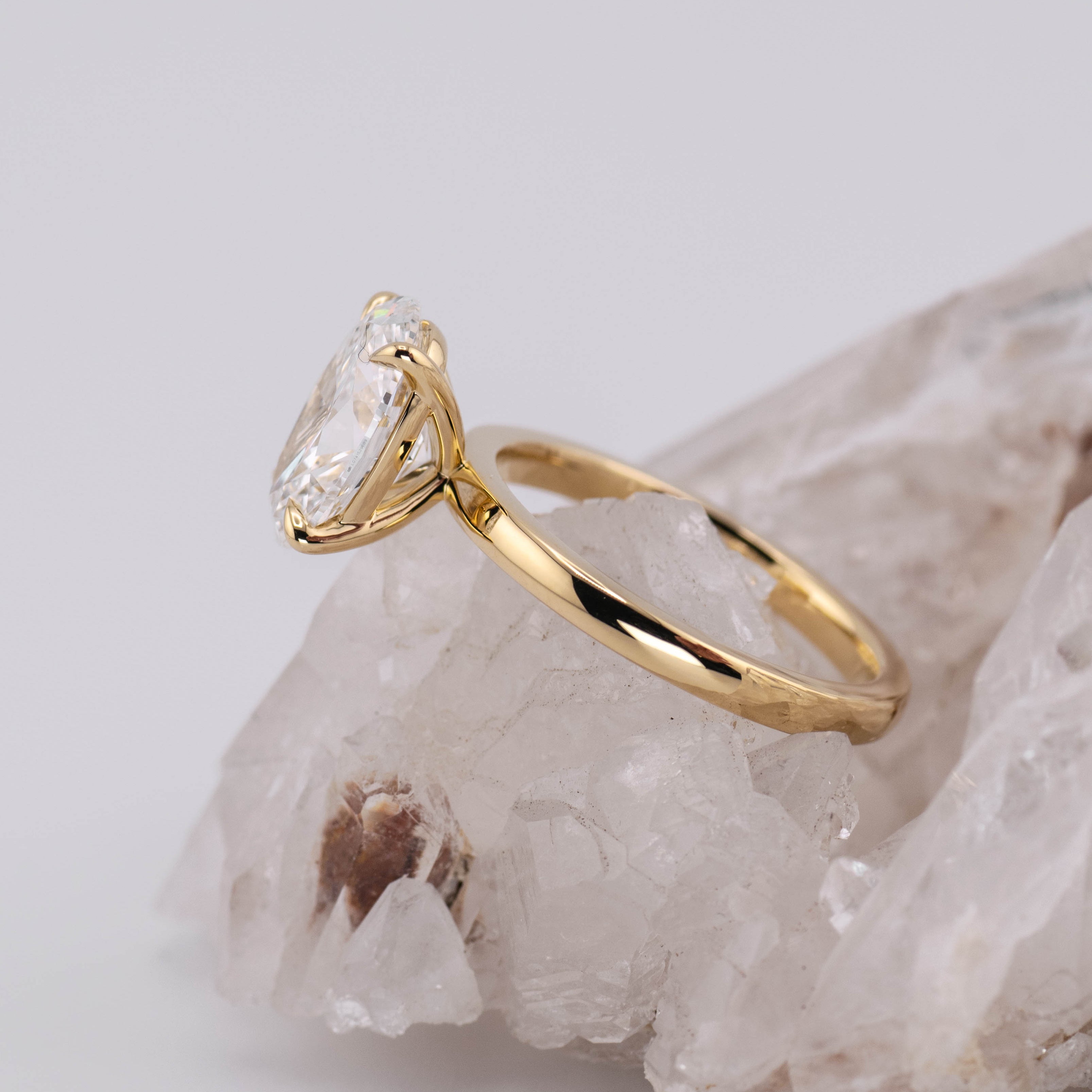 (Ready to Ship Size M) - Kate 2.5 – 4 Claw 2.63ct E VVS2 Oval Solitaire in 18k