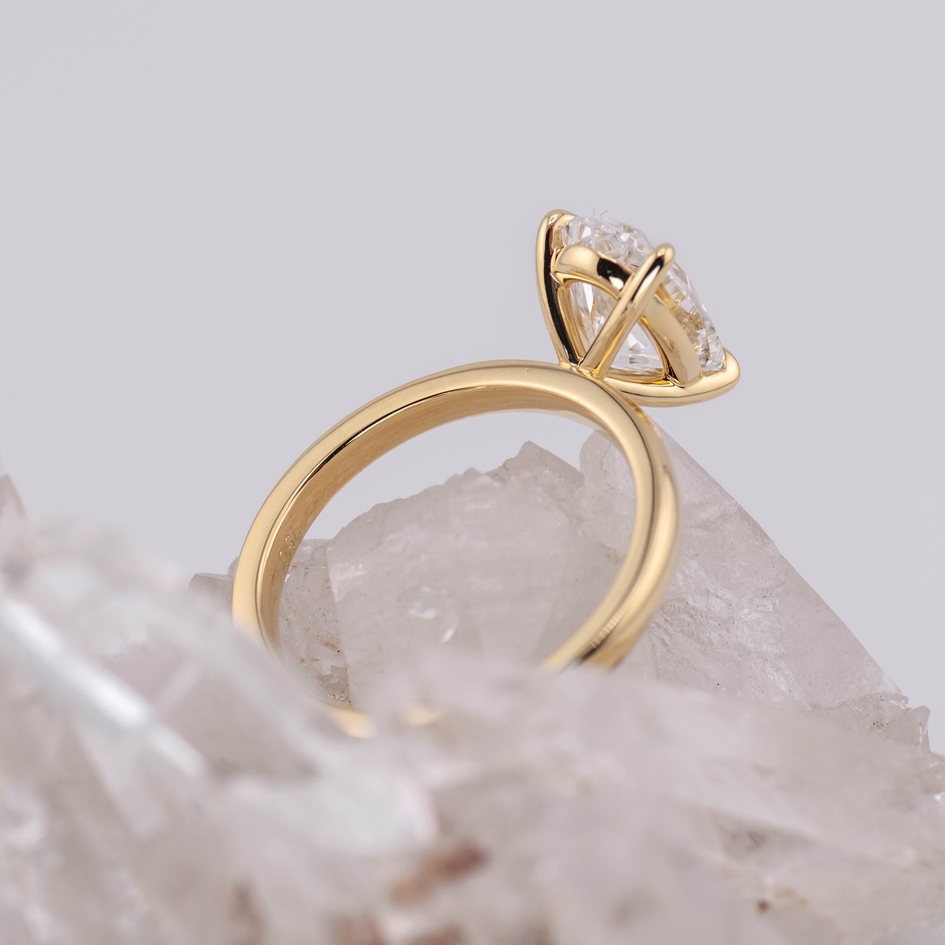 (Ready to Ship Size M) - Kate 2.5 – 4 Claw 2.63ct E VVS2 Oval Solitaire in 18k