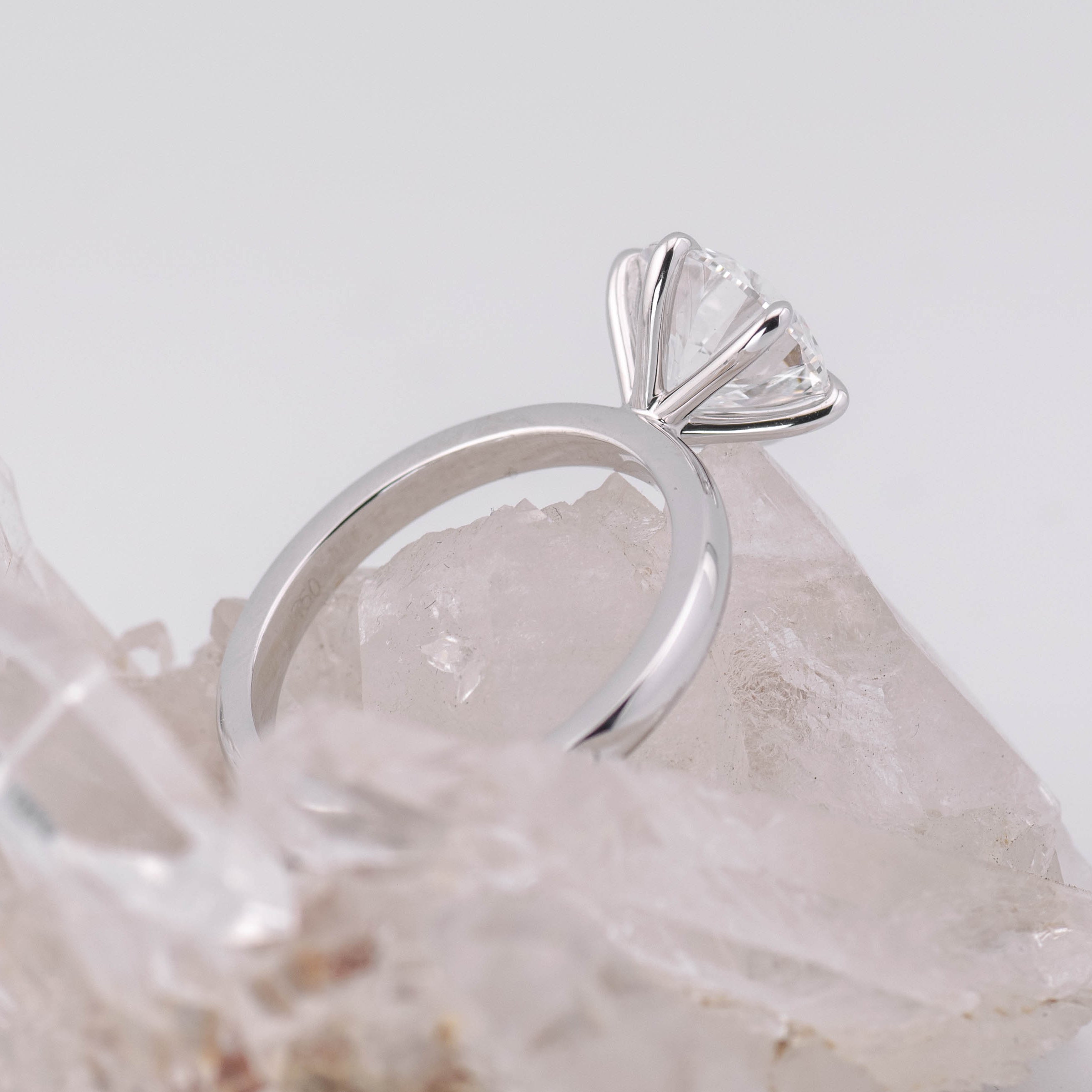 (Ready to Ship Size M) - Billie 2.5 – 6 Claw 2.51ct D VVS2 Round Solitaire 18k White Gold