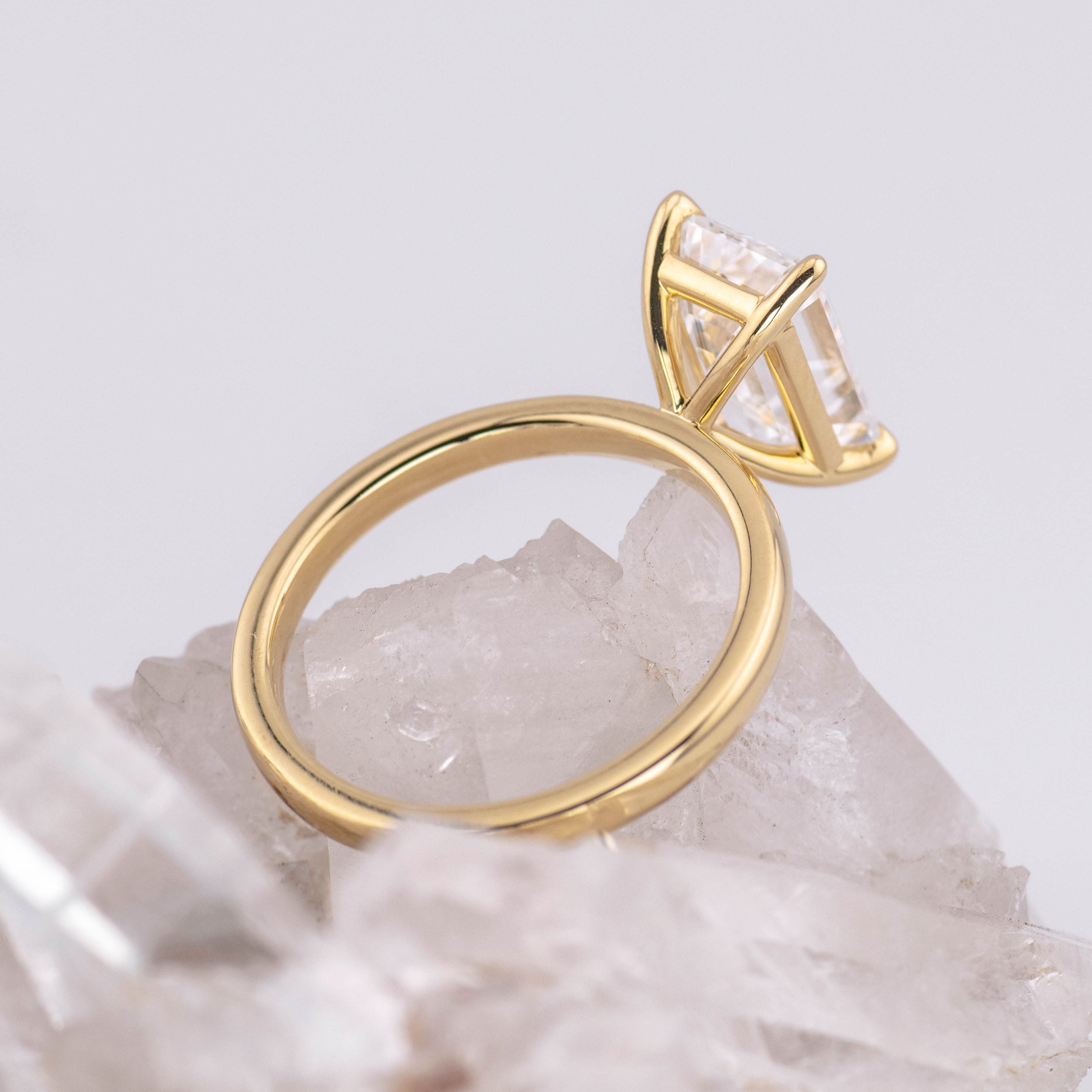 (Ready to Ship Size M) - Emerald Cut Solitaire 3.07t D VVS2 18k Yellow Gold