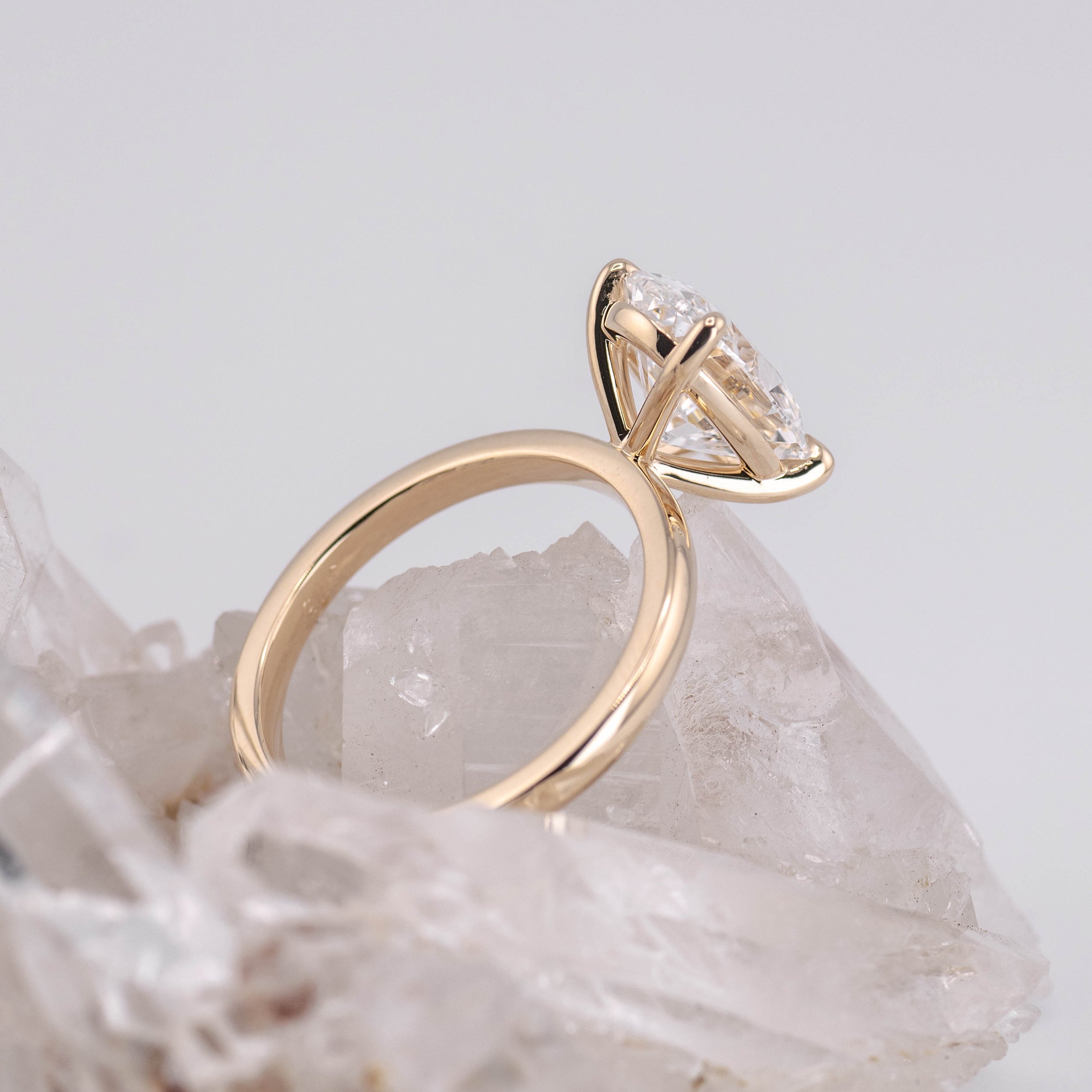 (Ready to Ship Size M) - Kate 3.0 – 4 Claw 3.09ct E VVS2 Oval Solitaire in 9k Yellow Gold