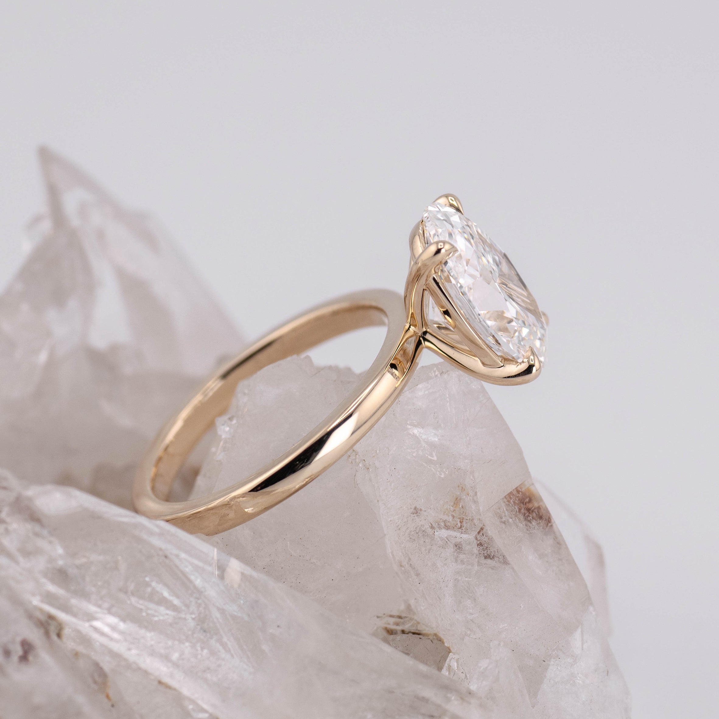 (Ready to Ship Size M) - Kate 3.0 – 4 Claw 3.09ct E VVS2 Oval Solitaire in 9k Yellow Gold