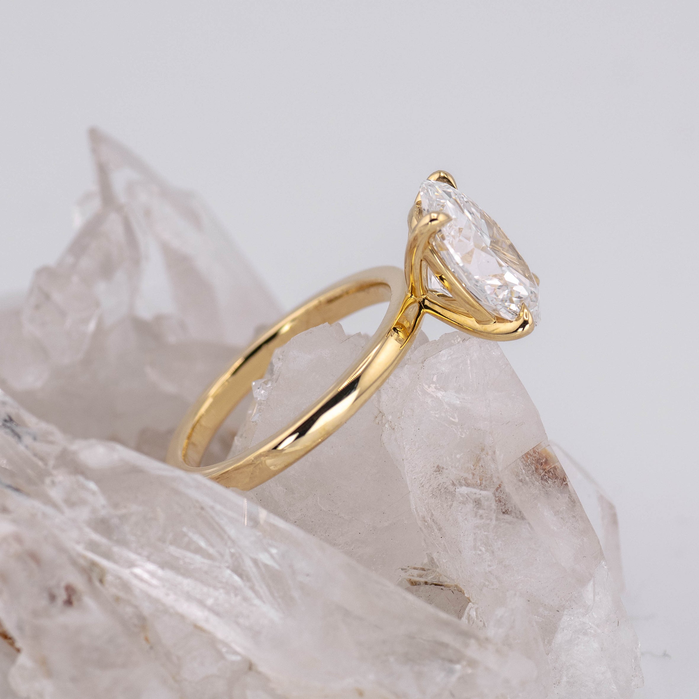(Ready to Ship Size L) - Kate 3.0 – 4 Claw 3.10ct E VVS2 Oval Solitaire in 18k Yellow Gold