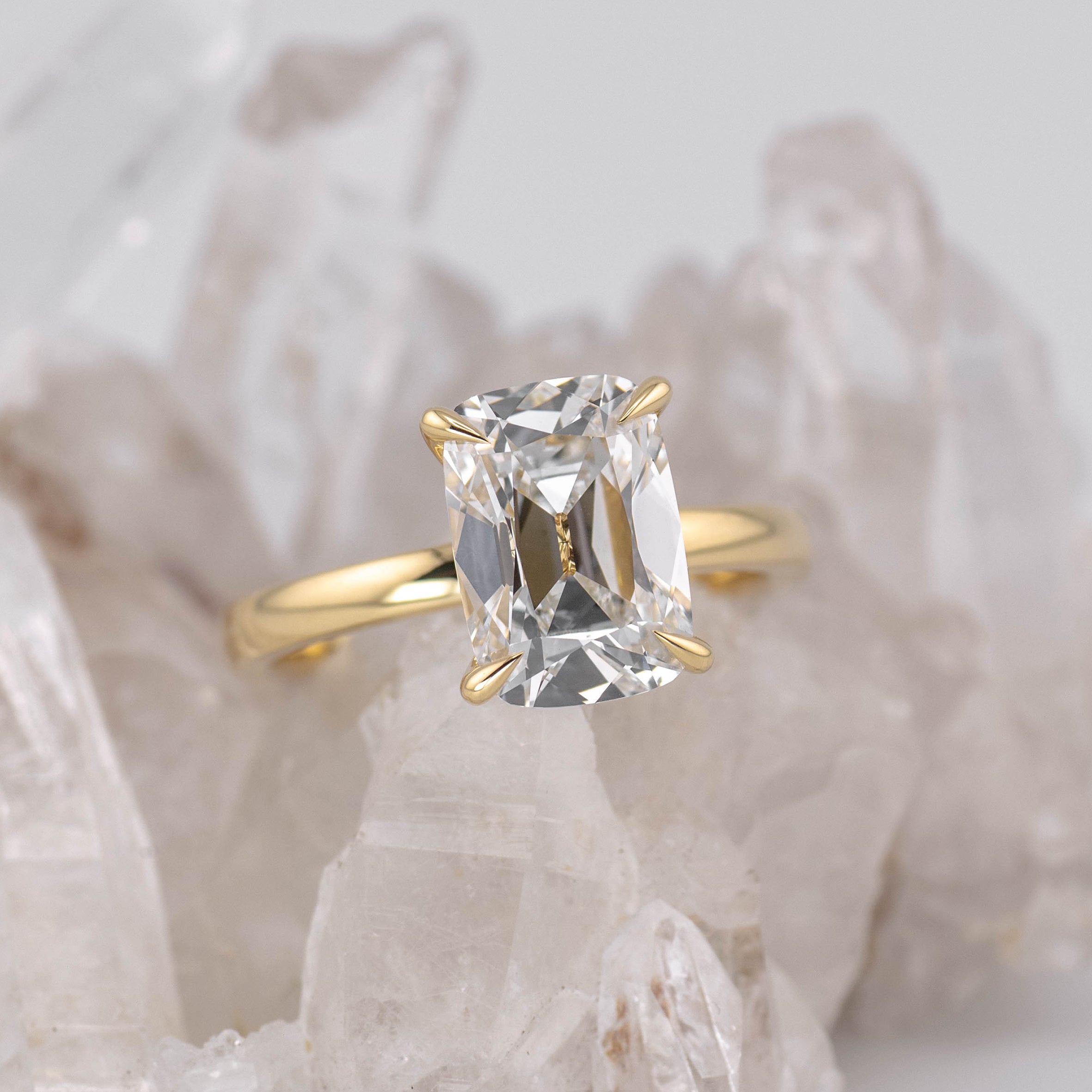 (Ready to Ship Size M) - 3.10ct Old Mine F VVS2 Solitaire with Hidden Halo 18k