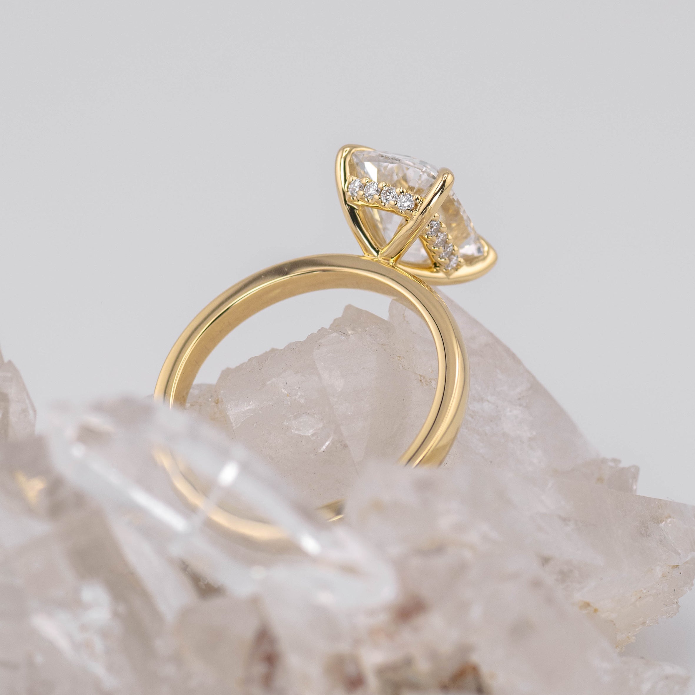 (Ready to Ship Size M) - 3.10ct Old Mine F VVS2 Solitaire with Hidden Halo 18k
