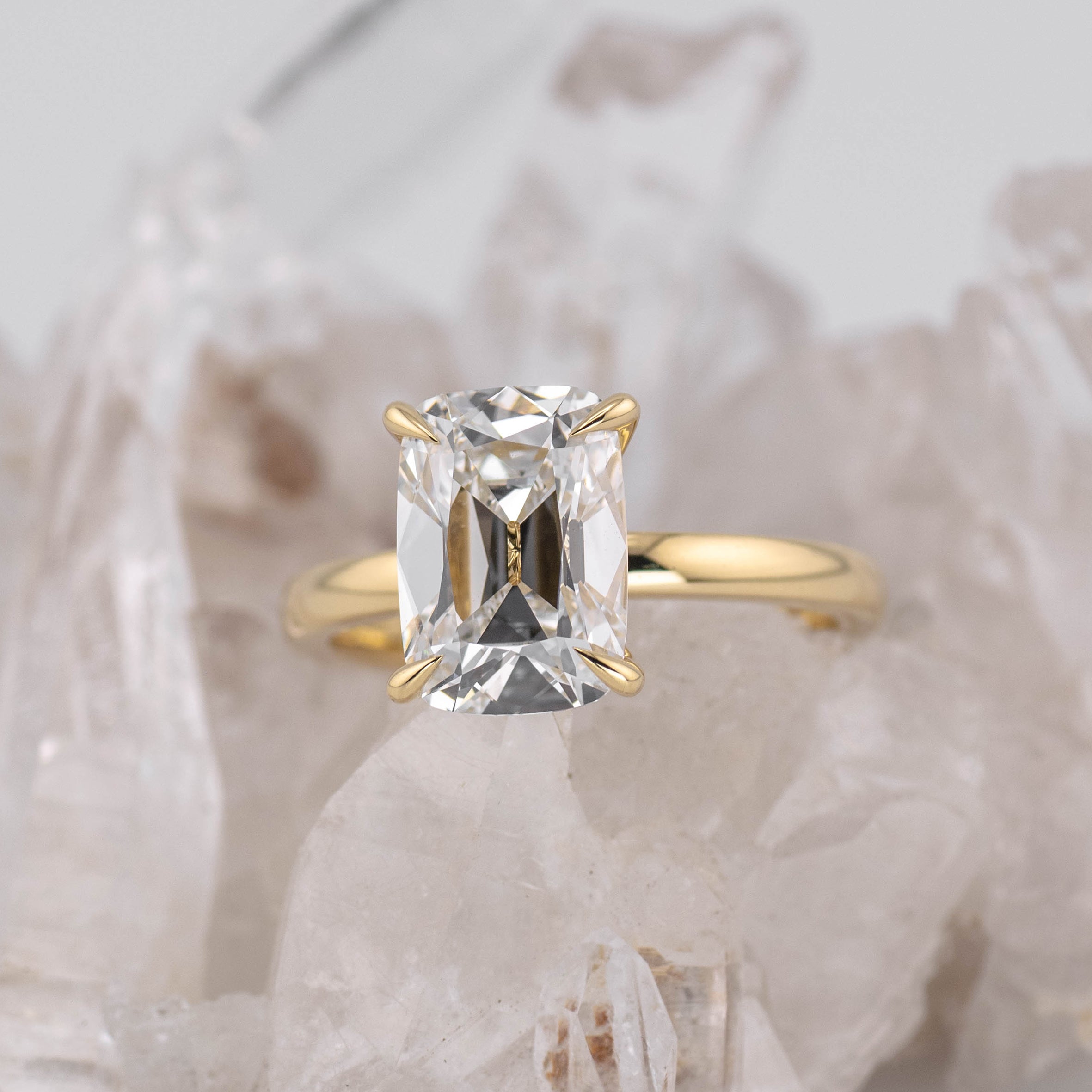 (Ready to Ship Size M) - 3.10ct Old Mine F VVS2 Solitaire with Hidden Halo 18k