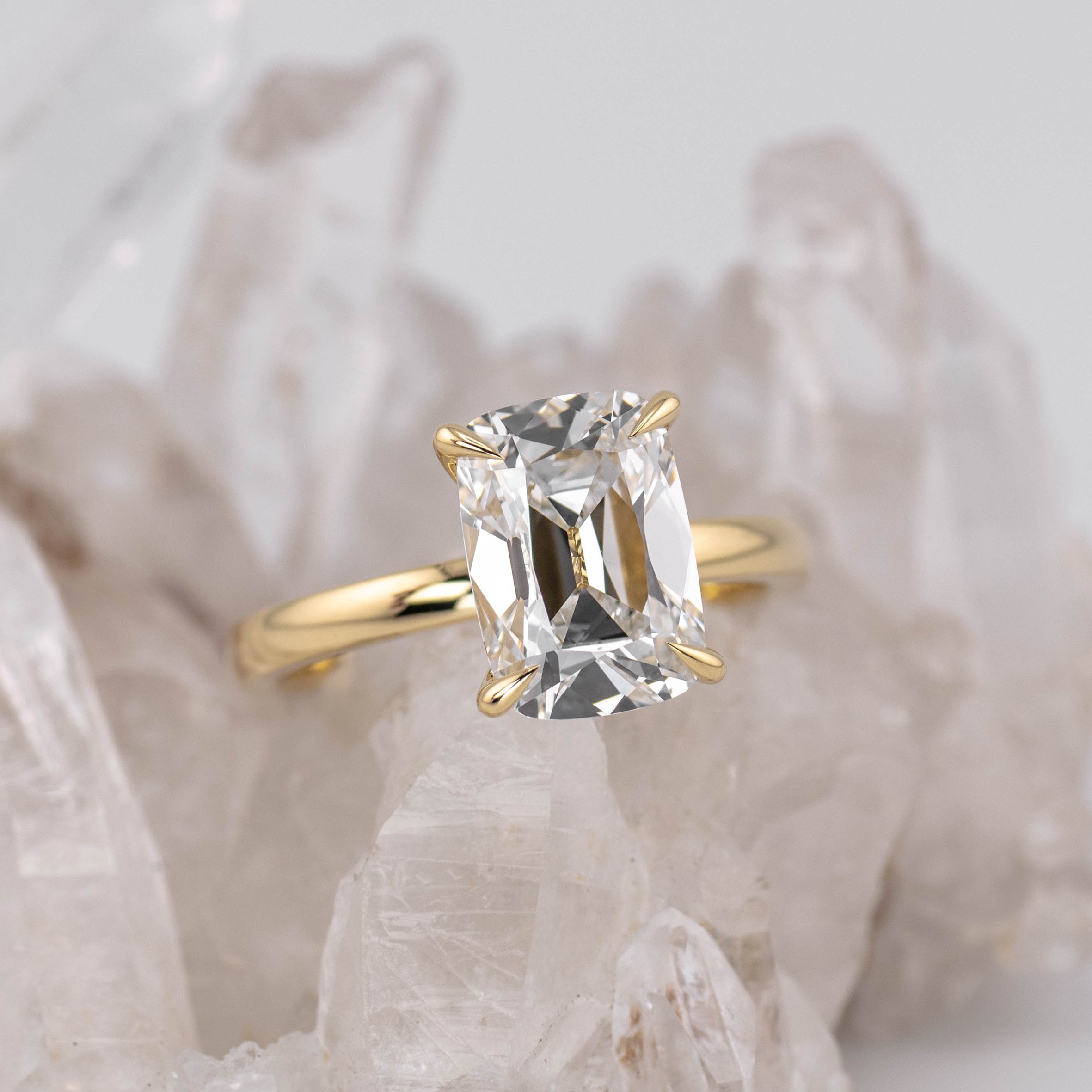 (Ready to Ship Size M) - 3.10ct Old Mine F VVS2 Solitaire with Hidden Halo 18k