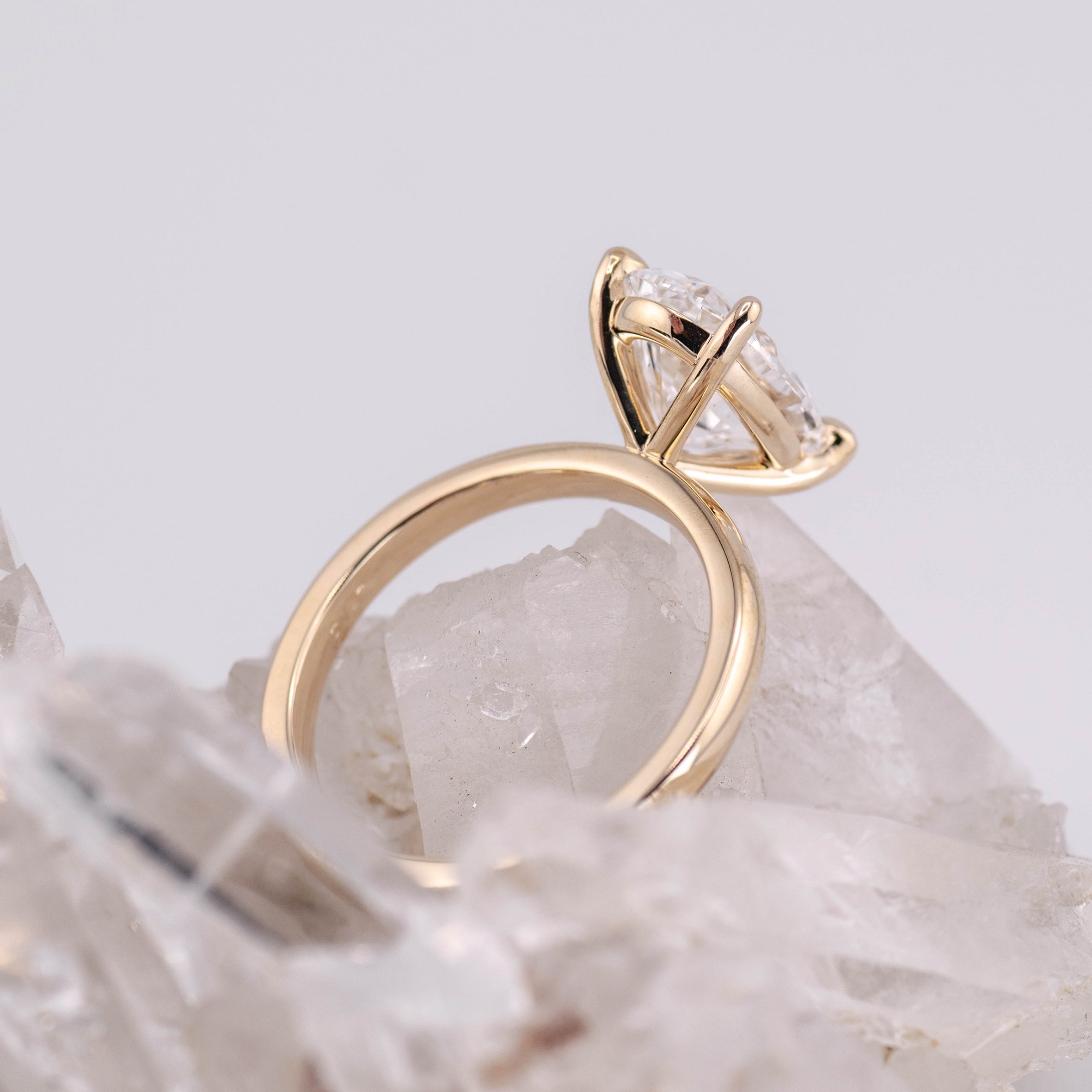 (Ready to Ship Size M) - Oval Solitaire 3.20ct E VVS2 in 9k Yellow Gold