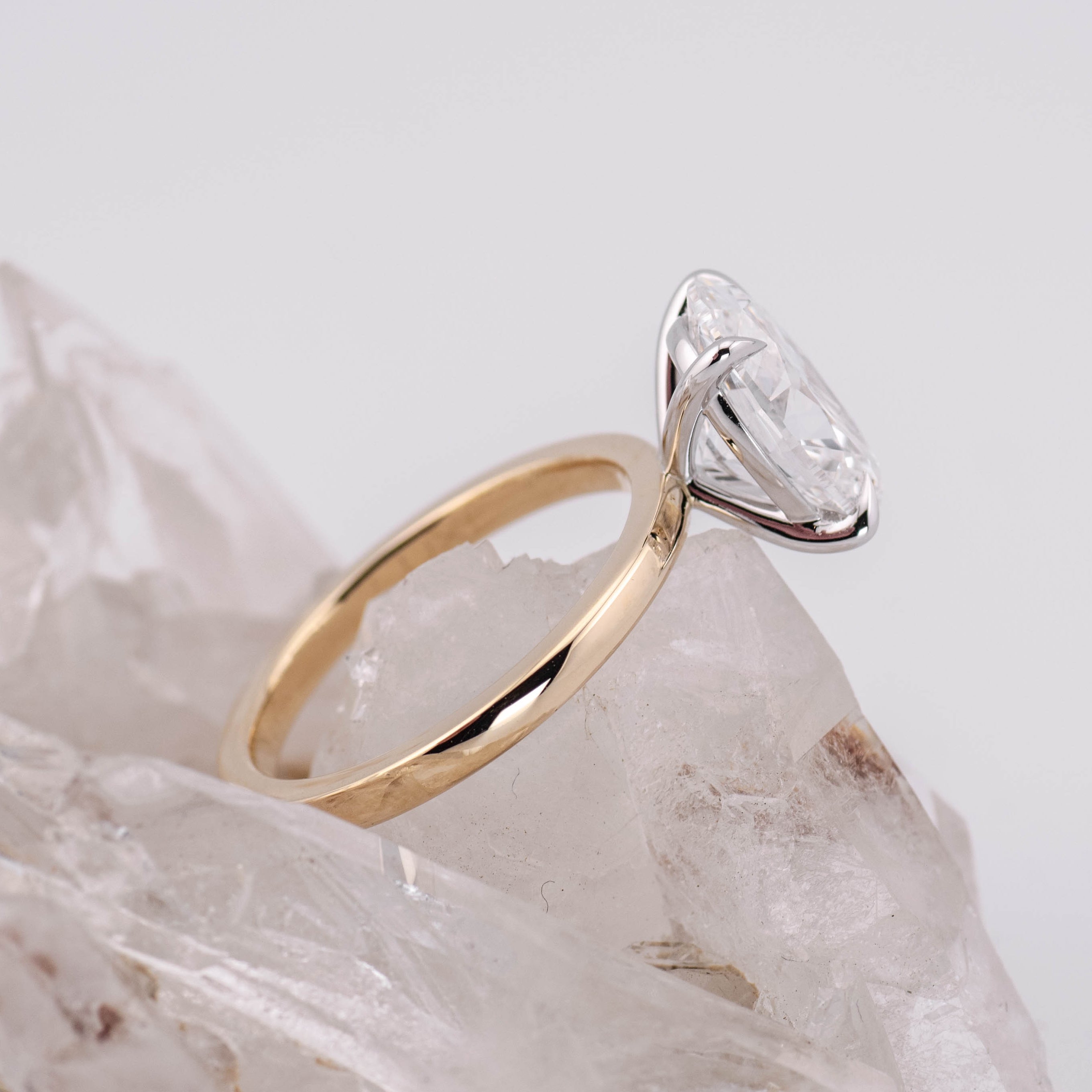 (Ready to Ship Size M) - Oval Solitaire 3.02ct E VVS2 in 14k Two Tone Gold