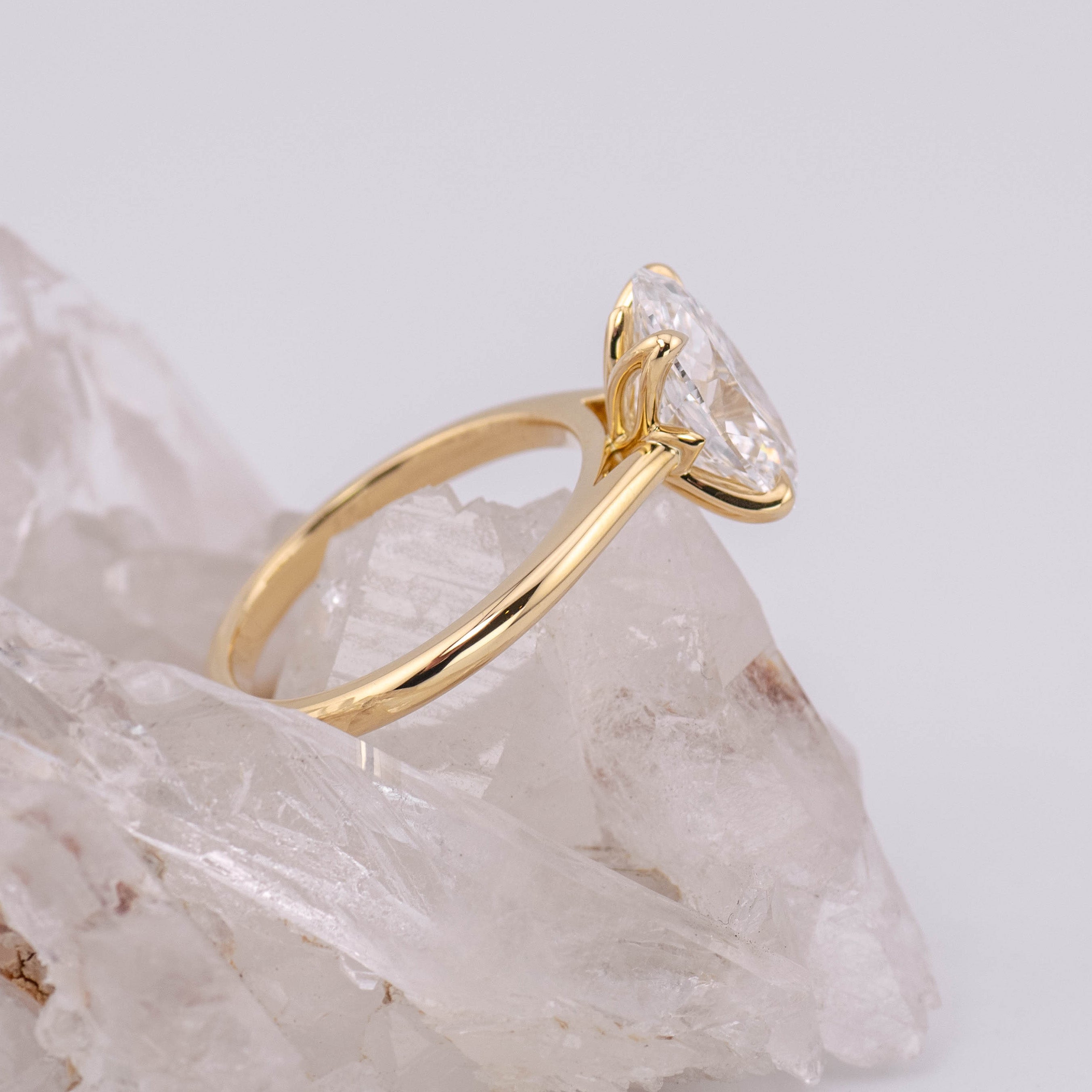 (Ready to Ship Size M) - Oval Petal 3.0 – 4 Claw Petal Basket 3.06ct E VVS2 Oval Solitaire in 18k Yellow Gold