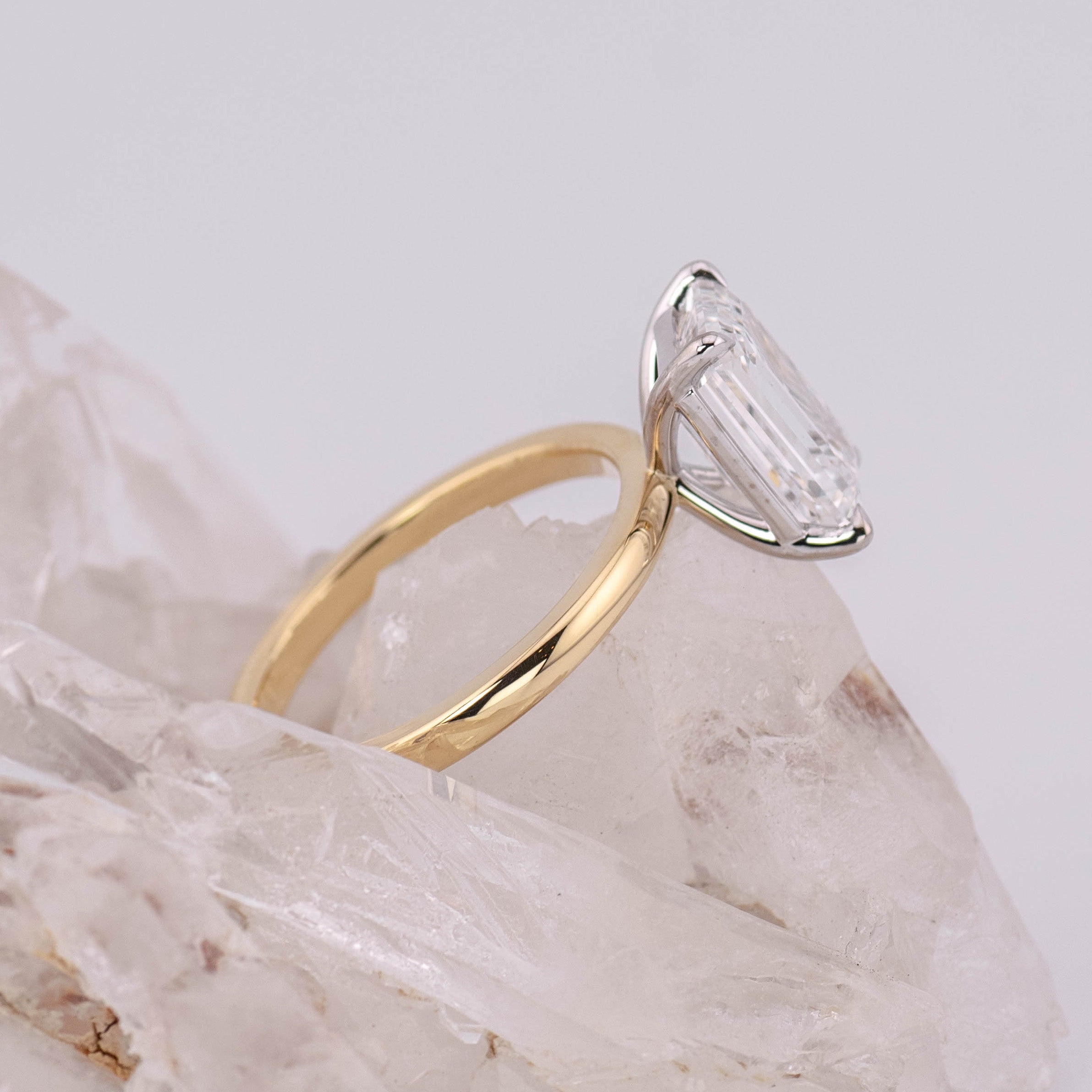 (Ready to Ship Size M) - Emerald Cut Solitaire 3.07ct D VVS2 18k Yellow Gold