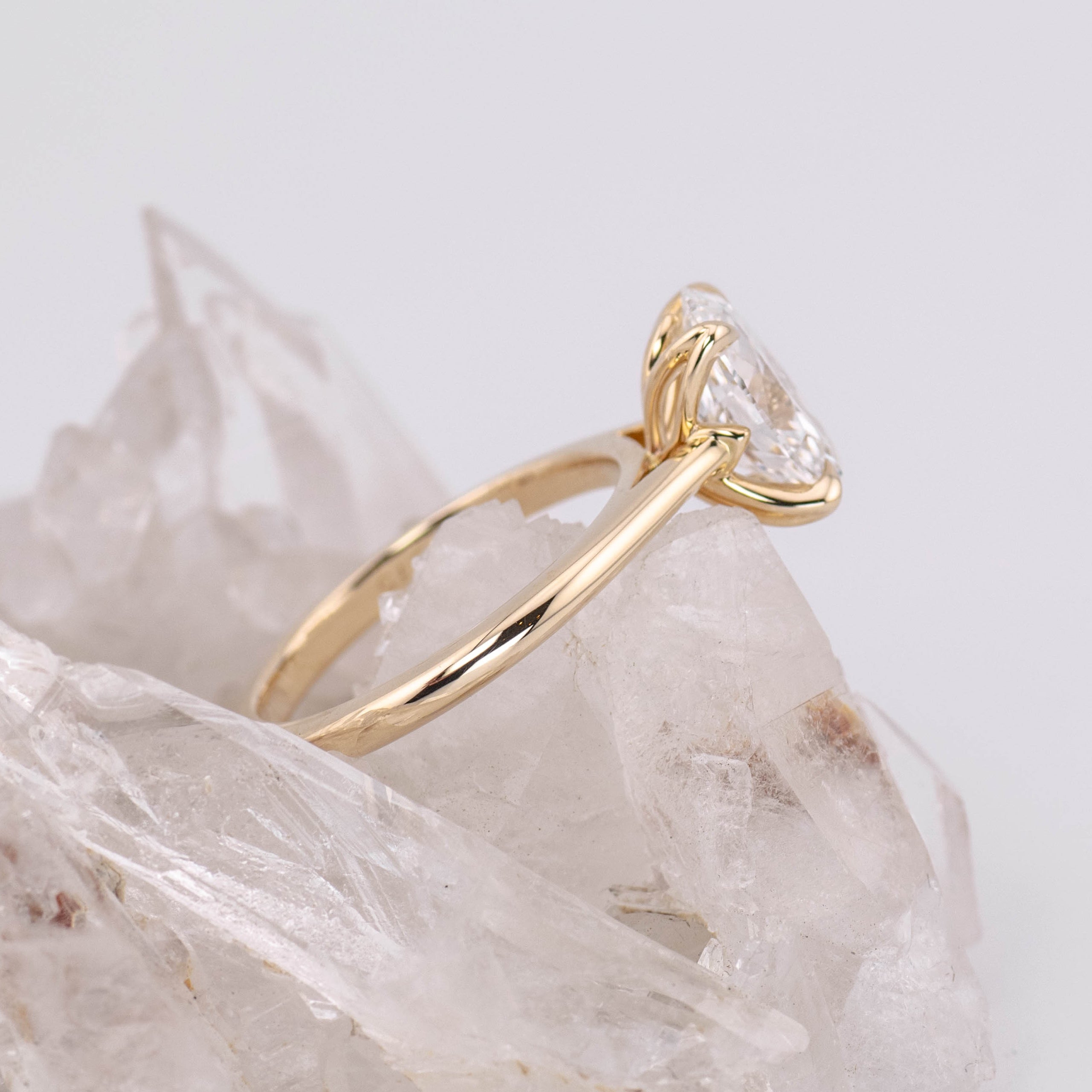 (Ready to Ship Size M) - Oval Petal 2.0 – 4 Claw Petal Basket 2.10ct E VVS2 Oval Solitaire in 9k Yellow Gold
