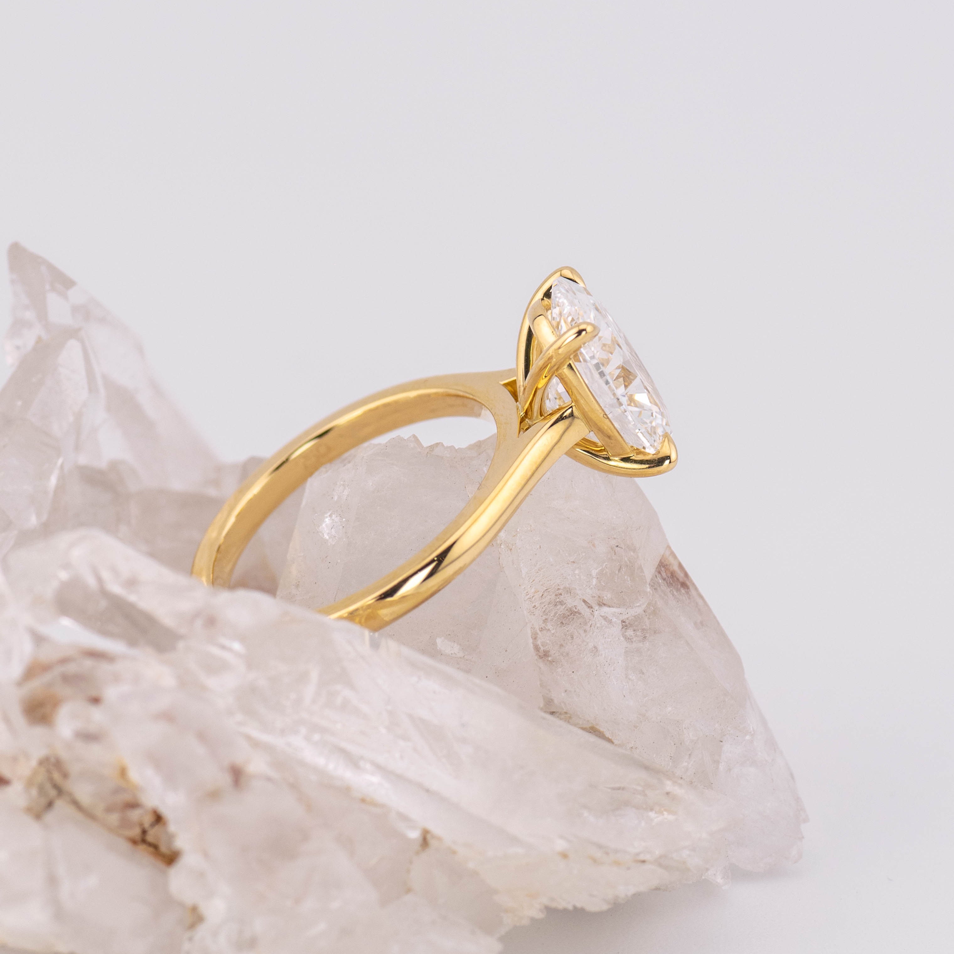 (Ready to Ship Size M) - Oval Cathedral 4 Claw 3.01ct D VVS2 Solitaire in 18k Yellow Gold