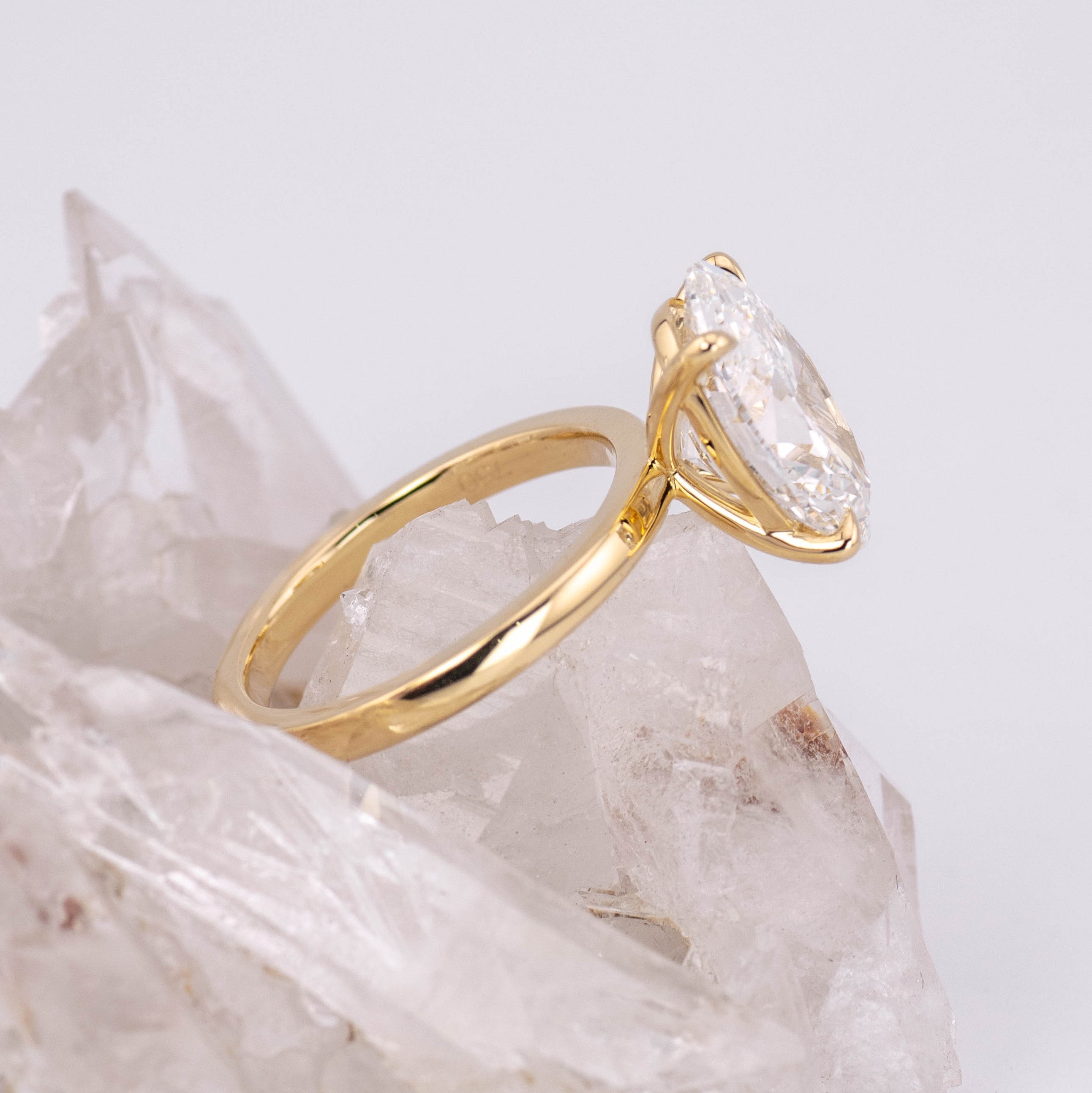 (Ready to Ship Size M) - Kate 4.0 – 4 Claw 4.24ct E VVS2 Oval Solitaire in 18k Yellow Gold