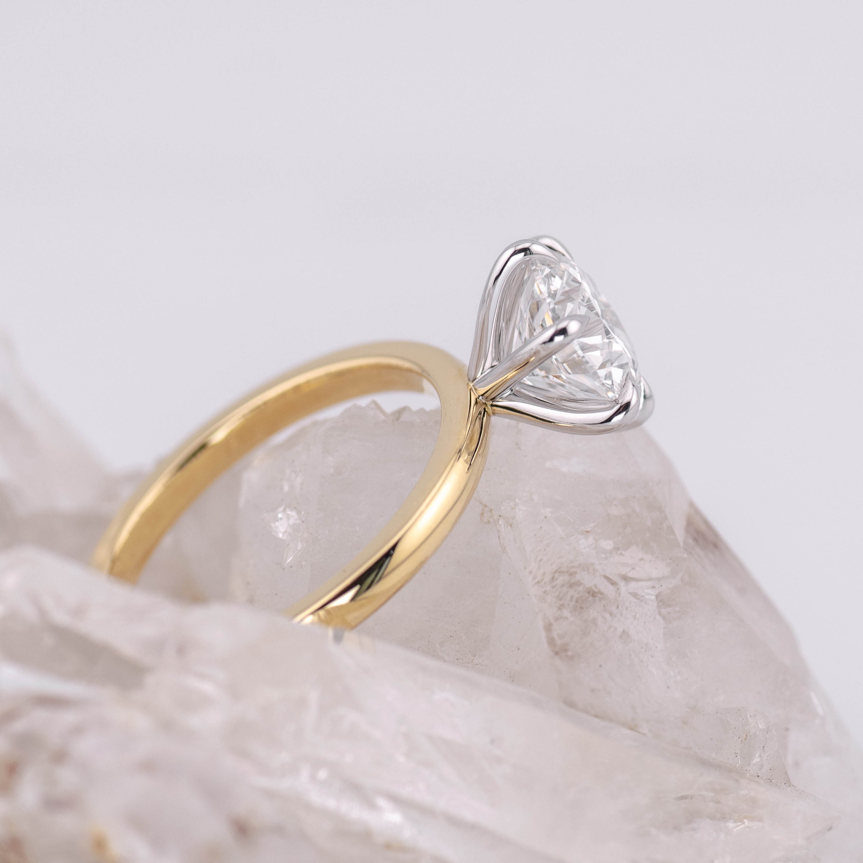 (Ready to Ship Size M) - Billie 2.0 – 6 Claw 2.03ct E VVS2 Round Solitaire 2 Tone 18k Gold