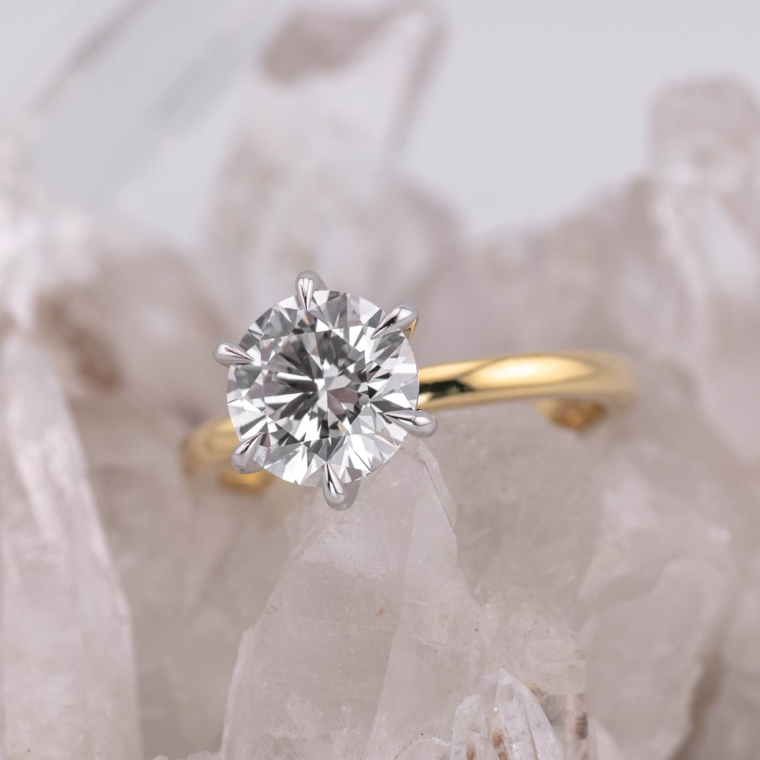(Ready to Ship Size M) - Billie 2.0 – 6 Claw 2.03ct E VVS2 Round Solitaire 2 Tone 18k Gold