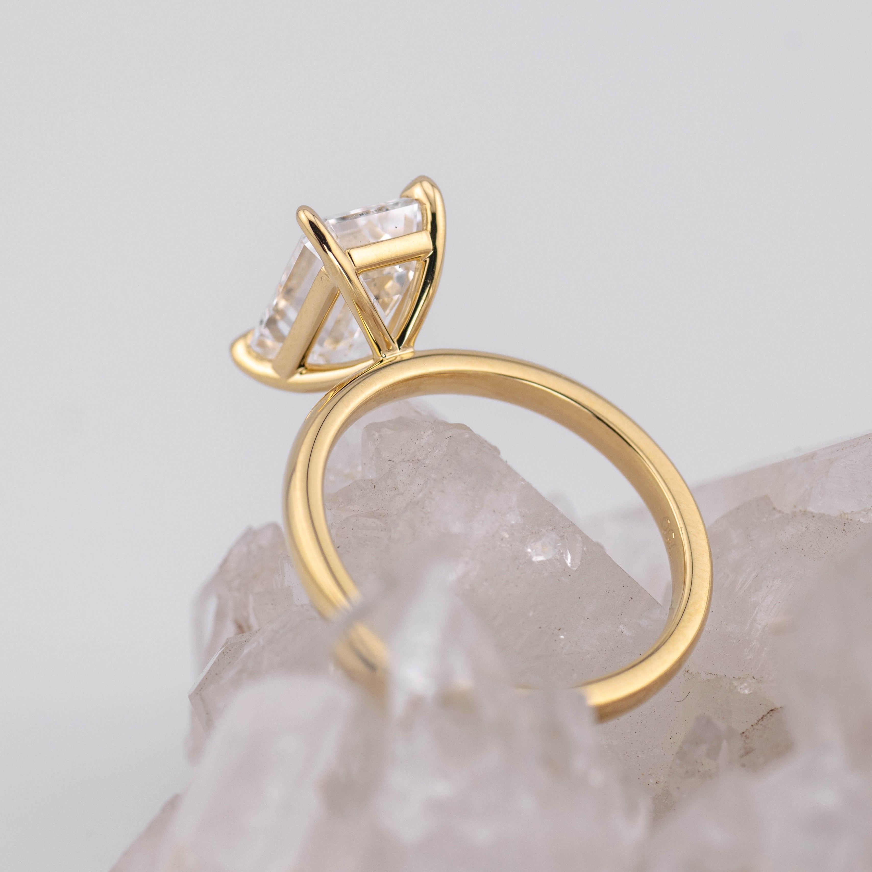 (Ready to Ship Size M) - Emerald Cut Solitaire 3.12ct D VVS2 18k Yellow Gold