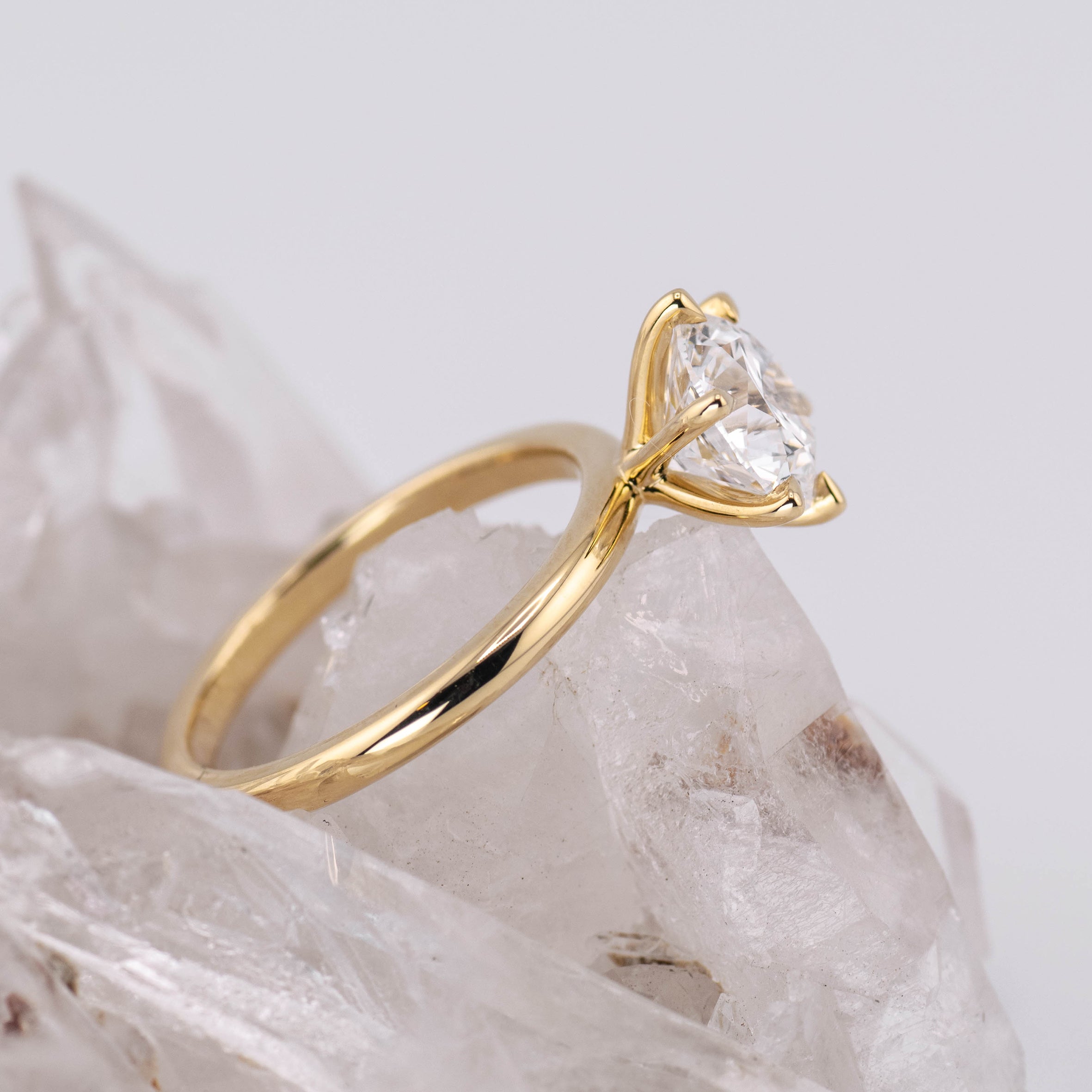 (Ready to Ship Size M) - Billie 2.0 – 6 Claw 2.06ct D VVS2 Round Solitaire 18k Yellow Gold