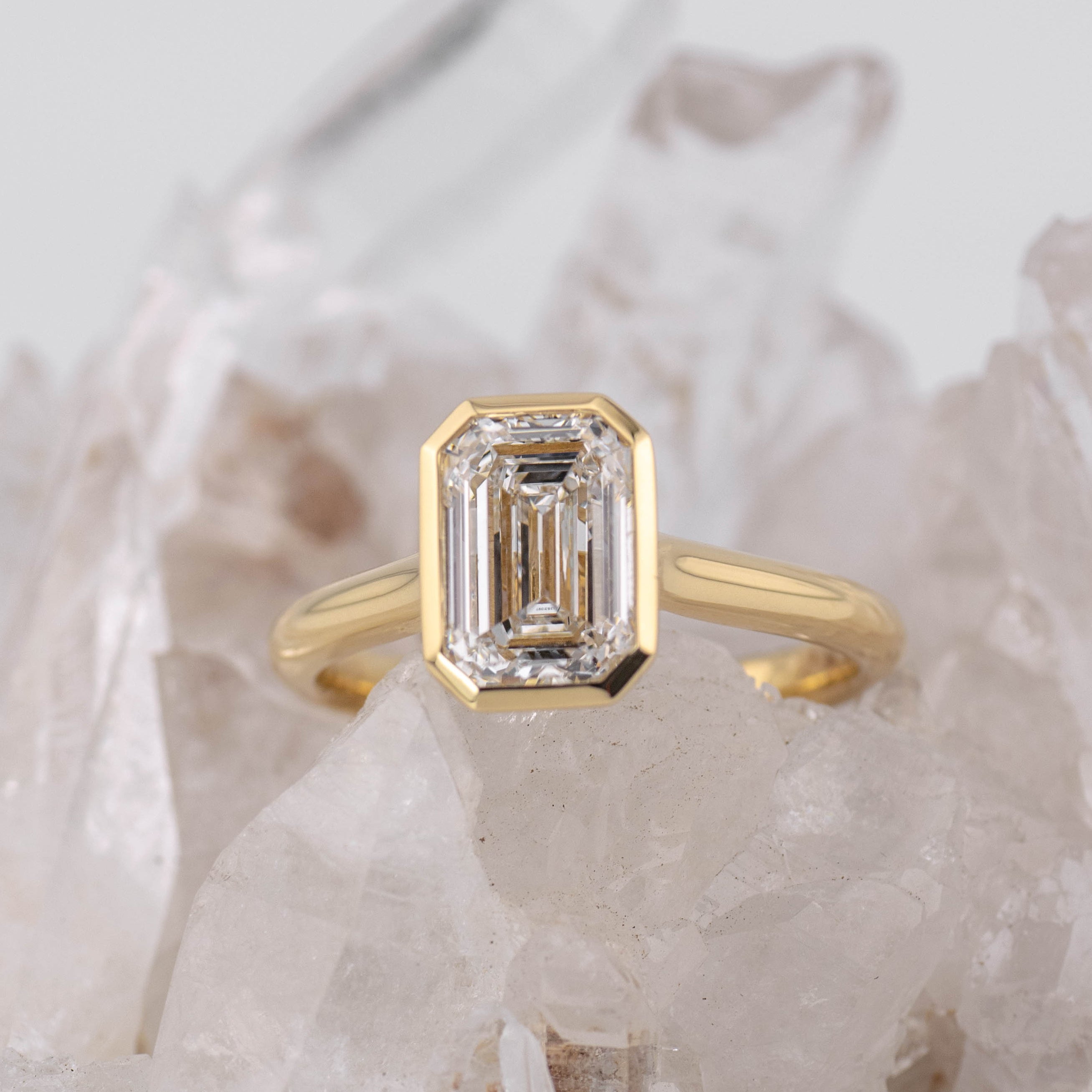 (Ready to Ship Size L) -Bezel Emerald Solitaire 2ct D VVS2 in 18k Yellow Gold