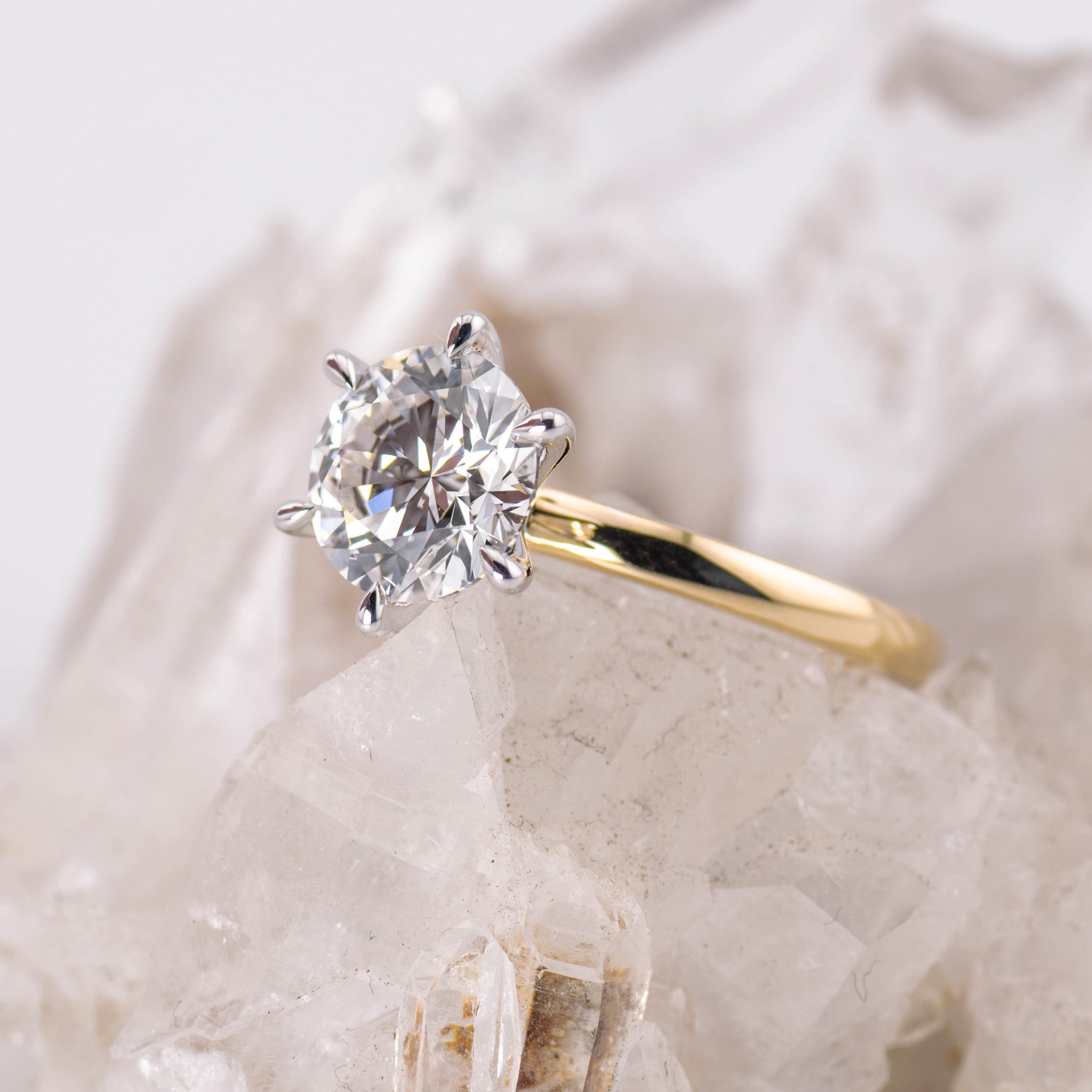 (Ready to Ship Size M) - Billie 2.0 – 6 Claw 2.04ct E VVS2 Round Solitaire 2 Tone 18k Gold