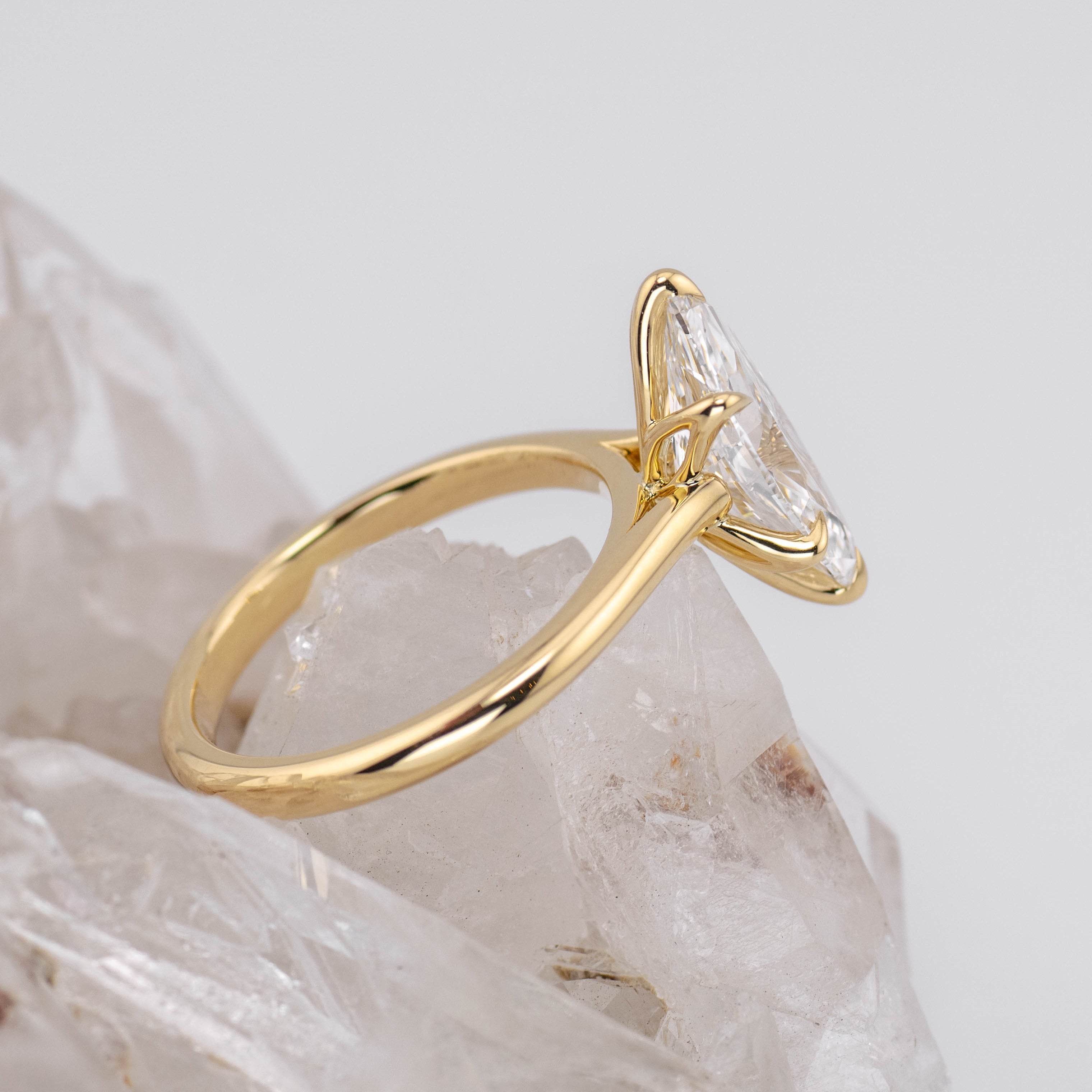 (Ready to Ship Size M) - Petal Marquise – 6 Claw 2.5ct E VVS2 Marquise Solitaire in 18k Yellow Gold