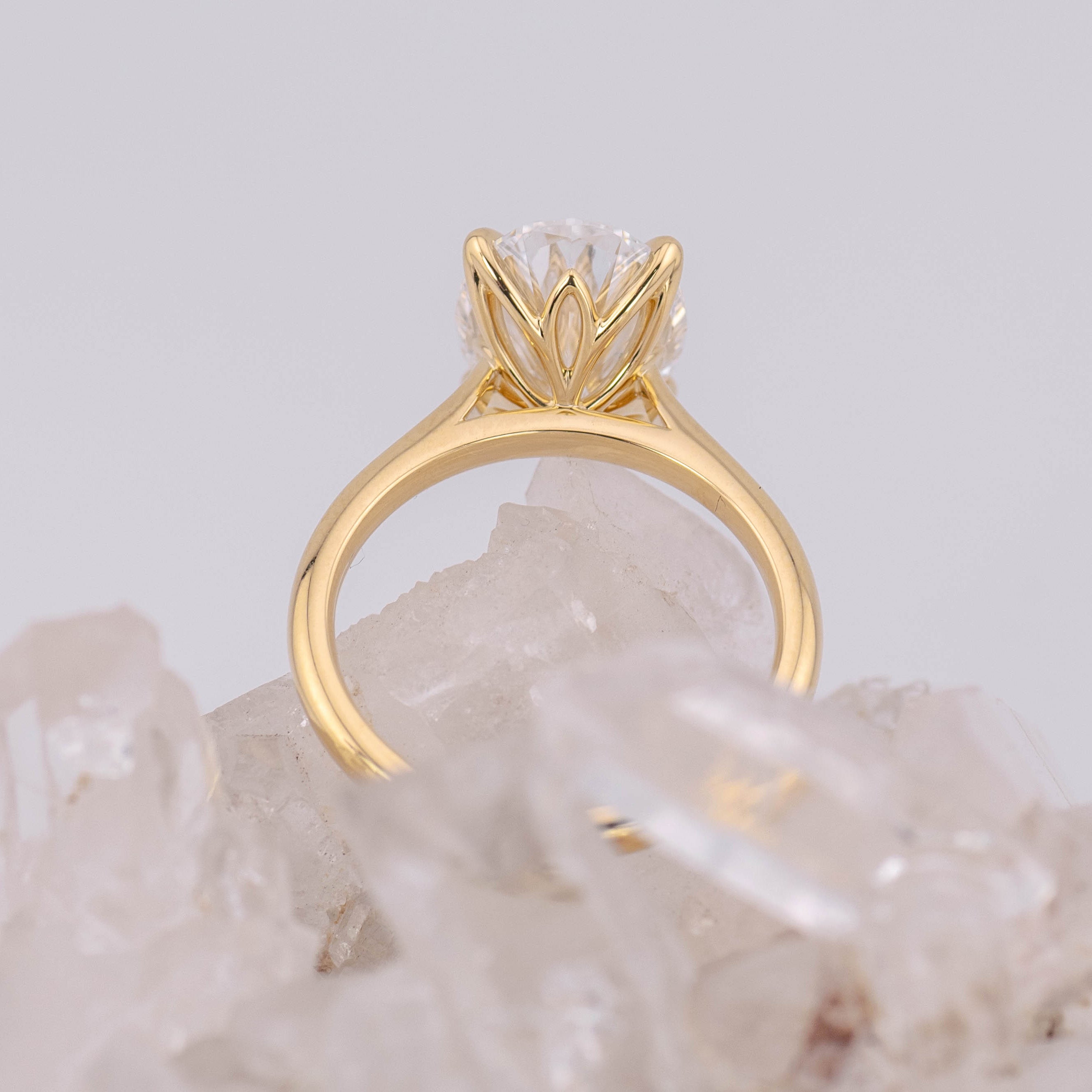 (Ready to Ship Size M) - Oval Petal 4.0 – 4 Claw Petal Basket 4.14ct E VVS2 Oval Solitaire in 18k Yellow Gold