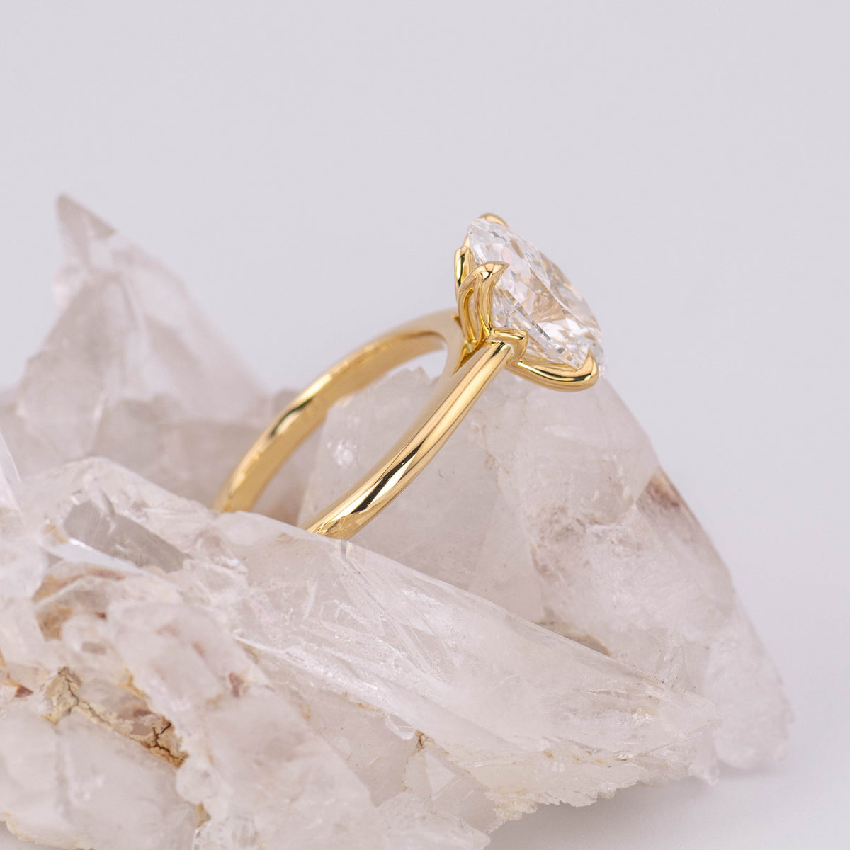 (Ready to Ship Size M) - Oval Petal 4.0 – 4 Claw Petal Basket 4.04ct E VVS2 Oval Solitaire in 18k Yellow Gold