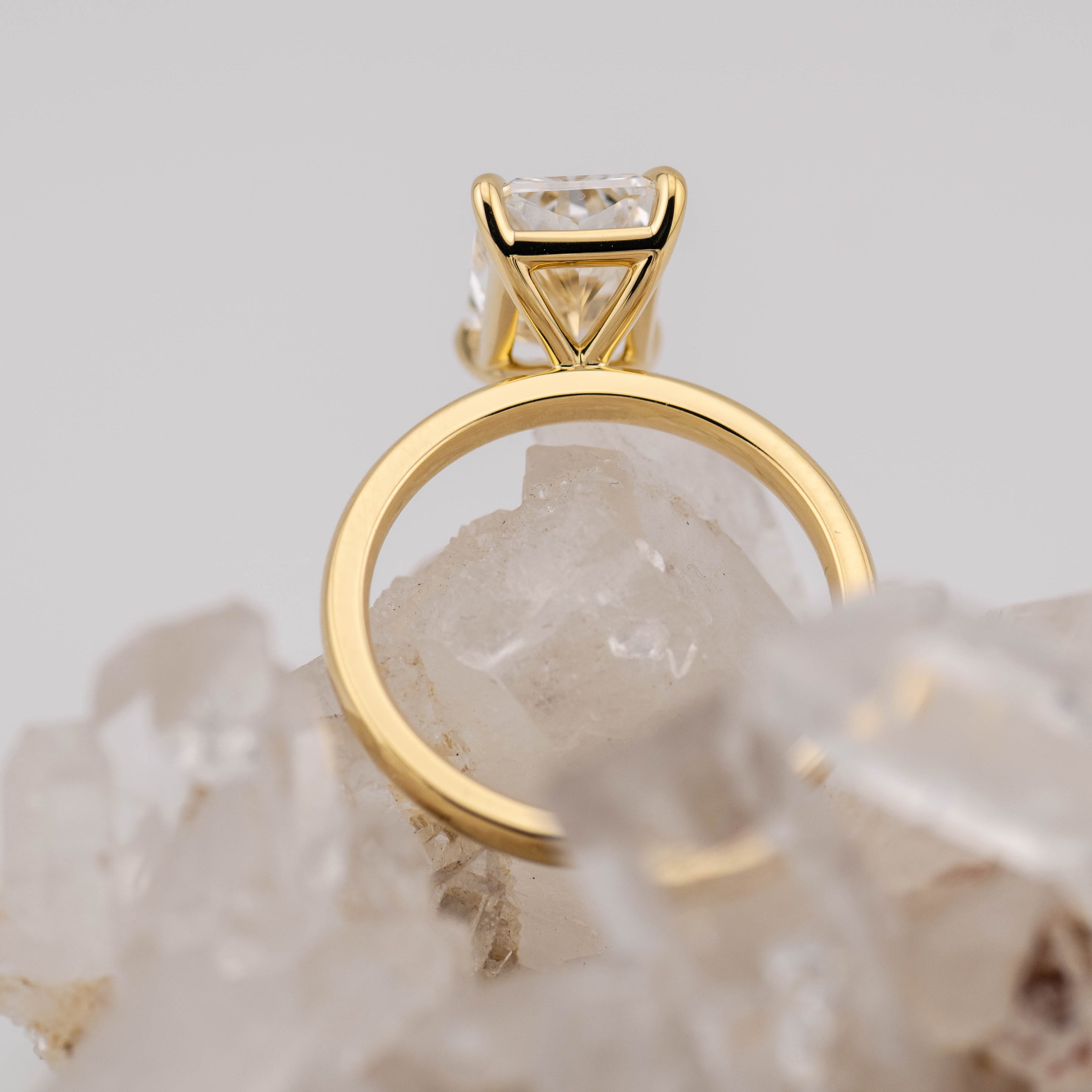 (Ready to Ship Size M) - Radiant 3.0 – 4 Claw 3.21ct D VVS2 Solitaire in 18k