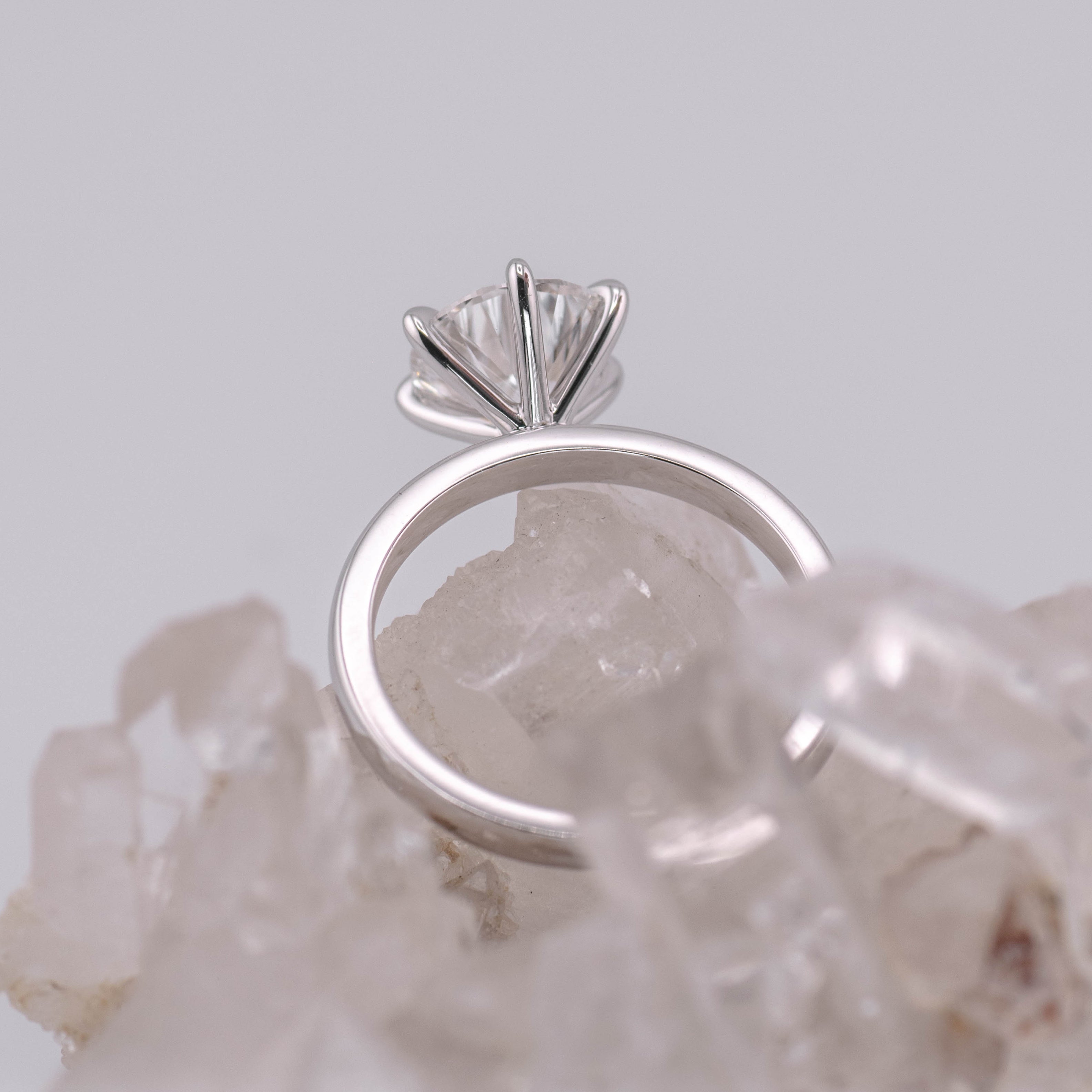 (Ready to Ship Size M) - Billie 2.0 – 6 Claw 2.04ct E VVS2 Round Solitaire in 9k White Gold