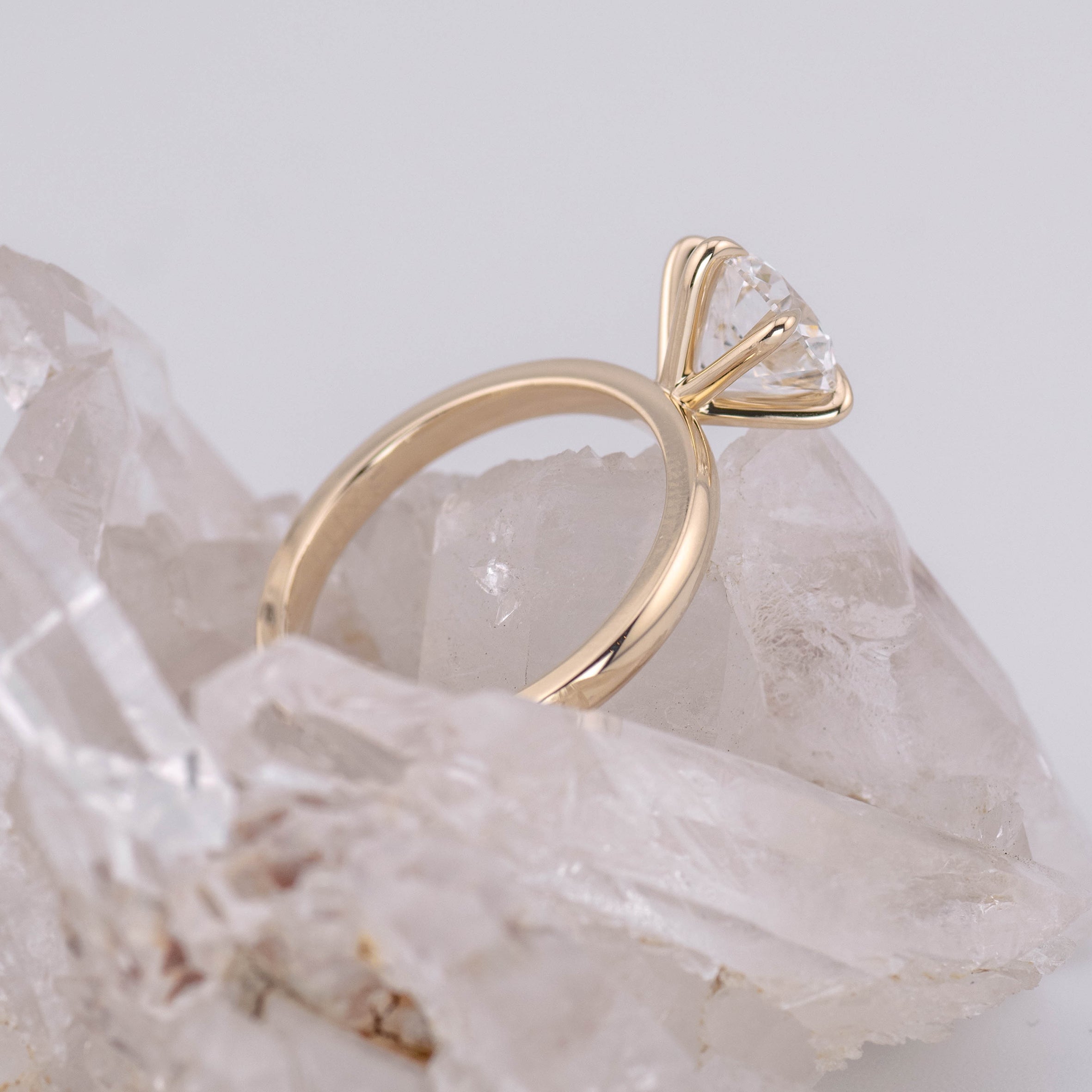 (Ready to Ship Size M) - Billie 2.0 – 6 Claw 2.09ct E VVS2 Round Solitaire 9k Yellow Gold