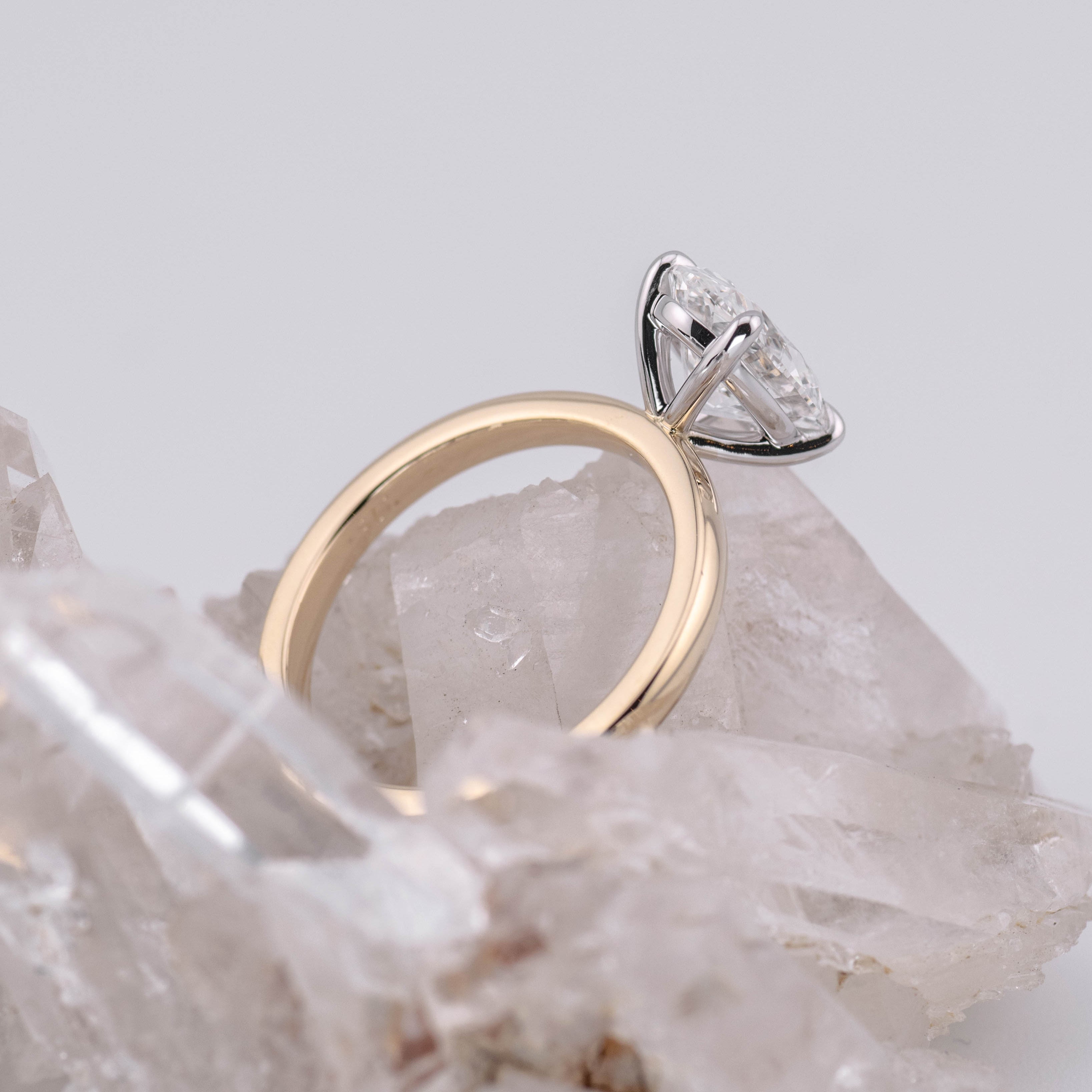 (Ready to Ship Size M) - Kate 2.0 – 4 Claw 2.11ct E VVS2 Oval Solitaire in 9k 2 Tone Gold