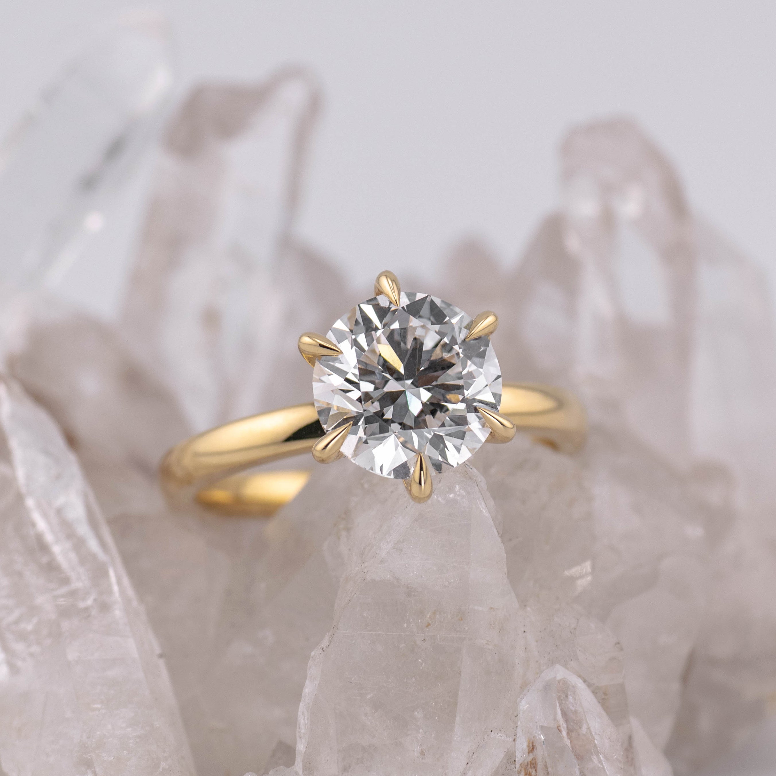 (Ready to Ship Size M) - Billie 2.4 – 6 Claw 2.40ct E VVS2 Round Solitaire in 18k Yellow Gold
