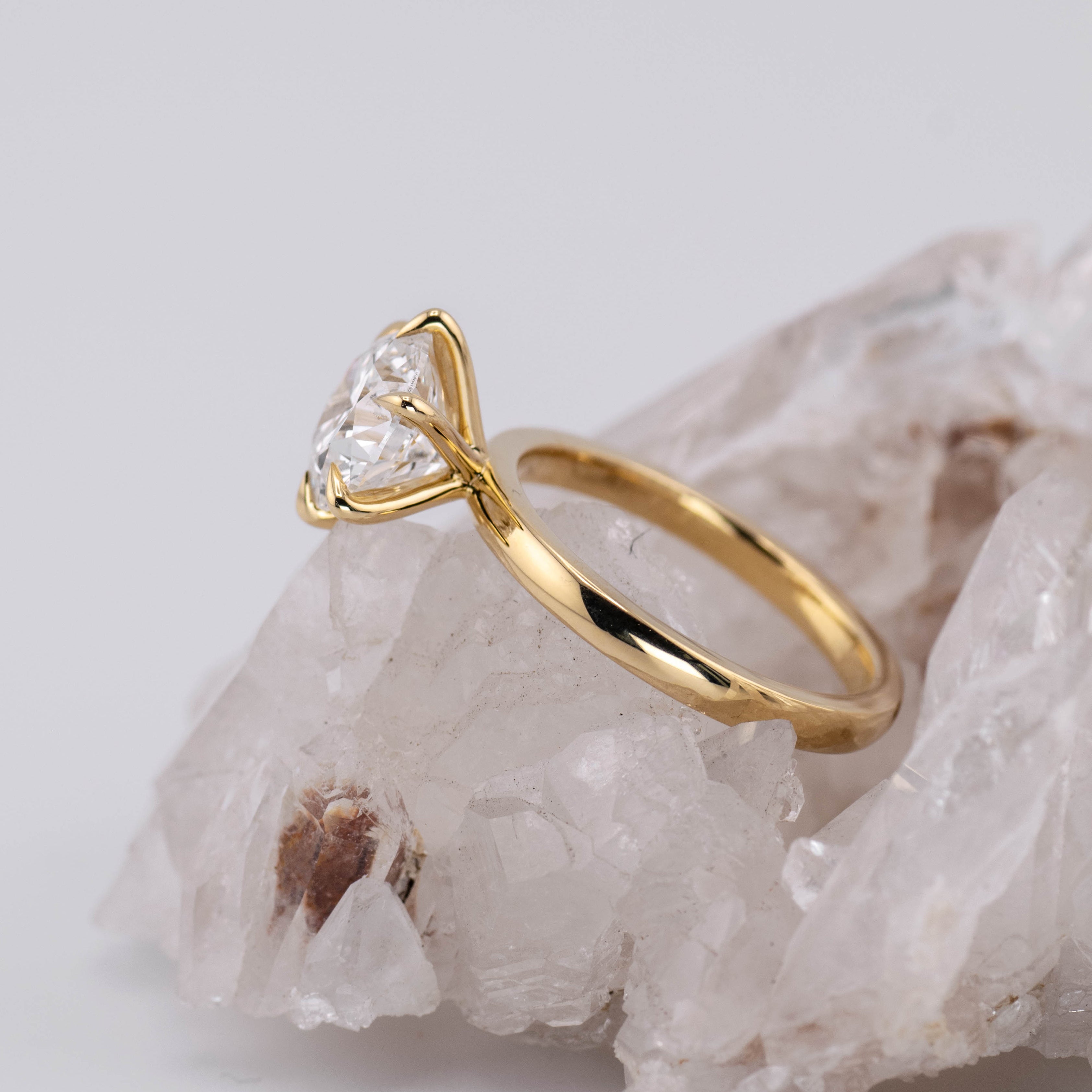 (Ready to Ship Size M) - Billie 2.4 – 6 Claw 2.40ct E VVS2 Round Solitaire in 18k Yellow Gold