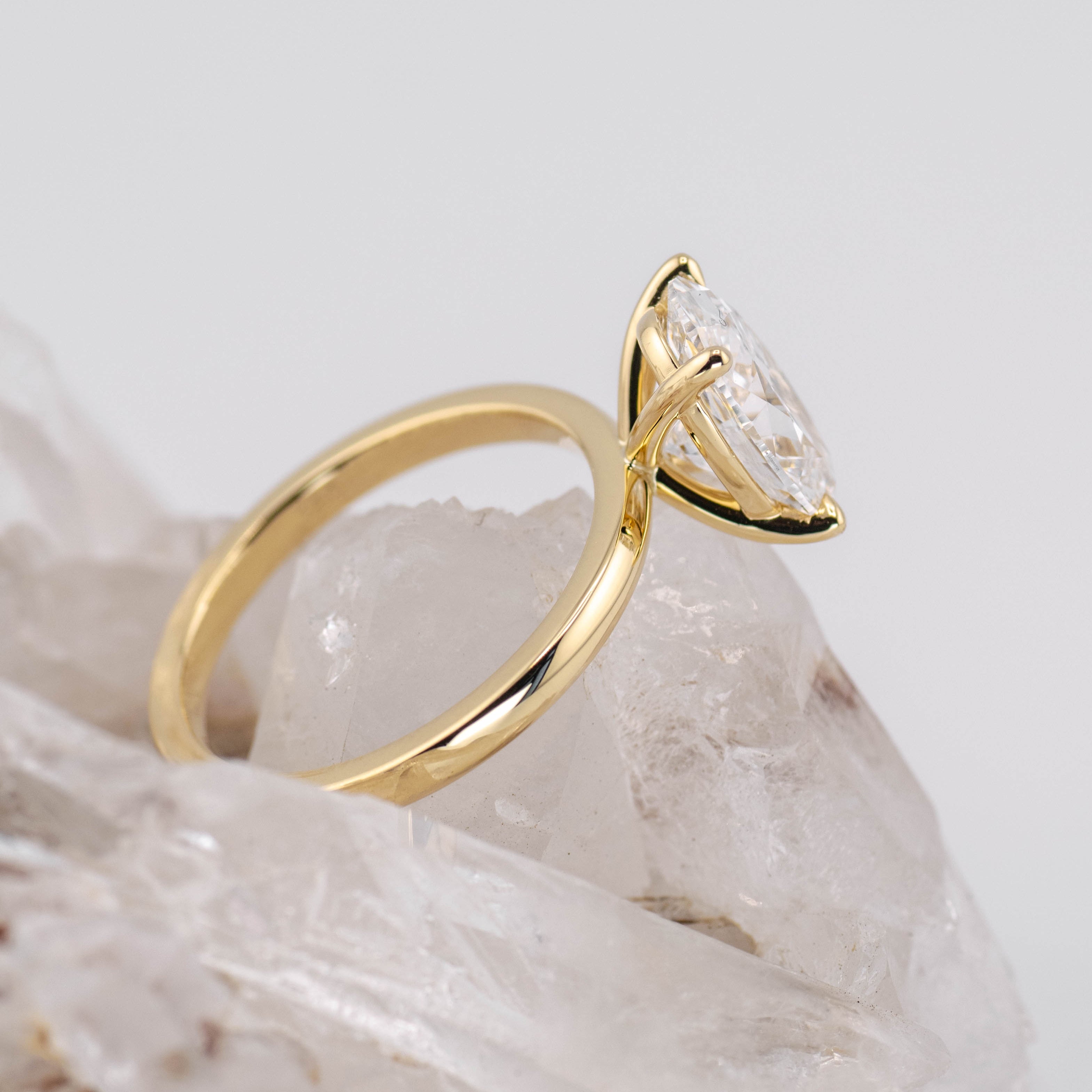 (Ready to Ship Size M) - Kate 2.5 – 4 Claw 2.50ct E VVS2 Oval Solitaire in 18k Yellow Gold