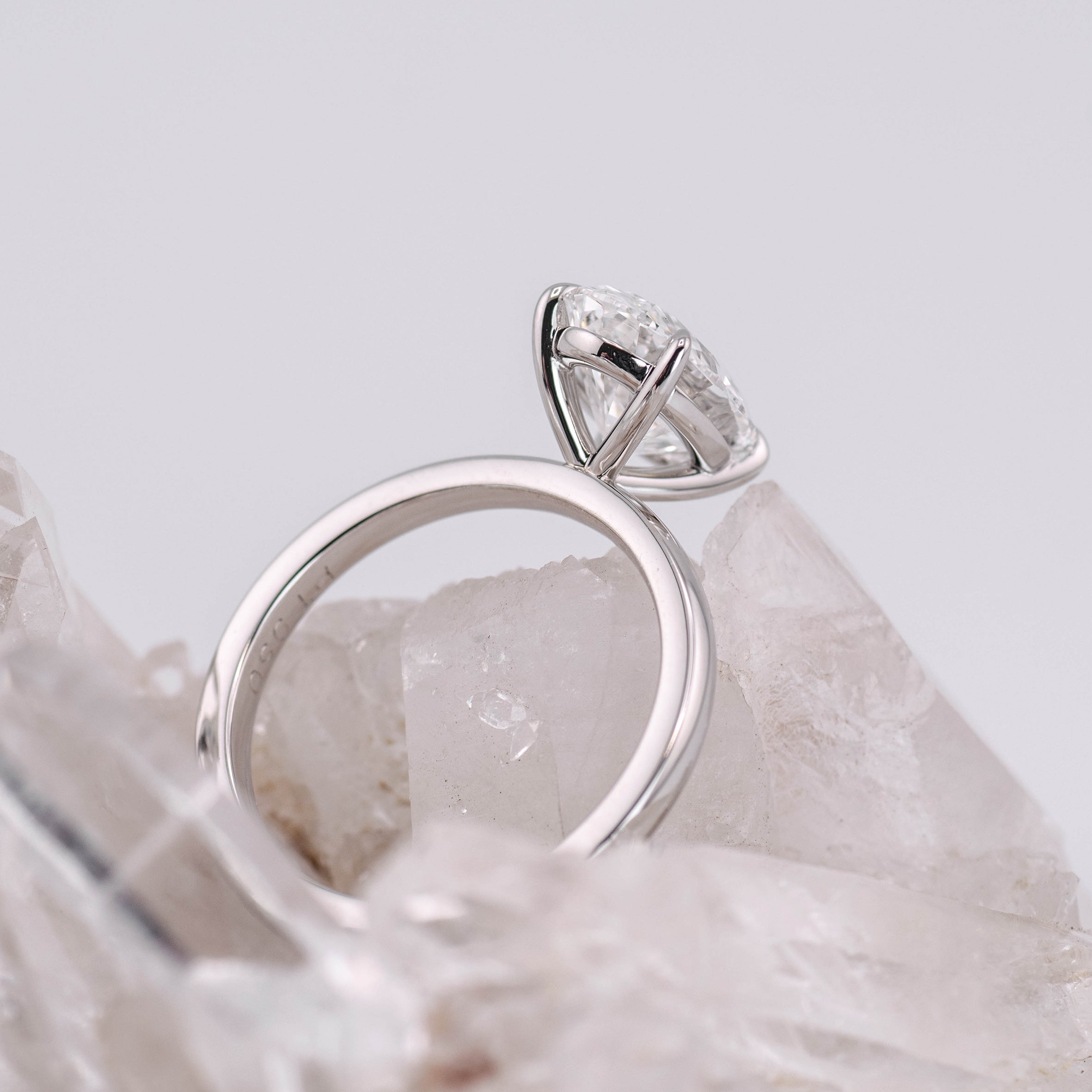 (Ready to Ship Size M) - Kate 2.5 – 4 Claw 2.59ct E VVS2 Oval Solitaire in Platinum