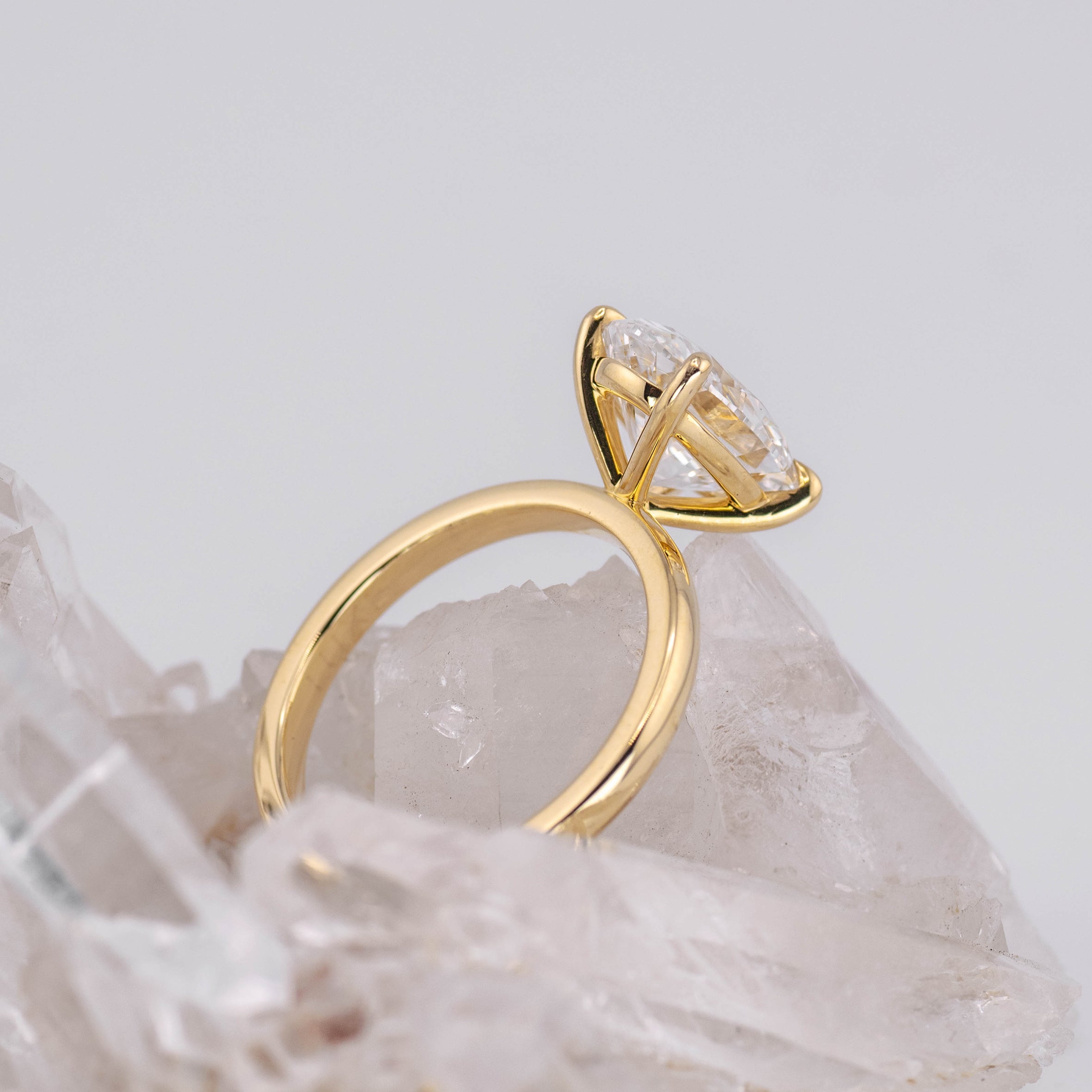(Ready to Ship Size L) - Kate 3.0 – 4 Claw 3.10ct E VVS2 Oval Solitaire in 18k Yellow Gold