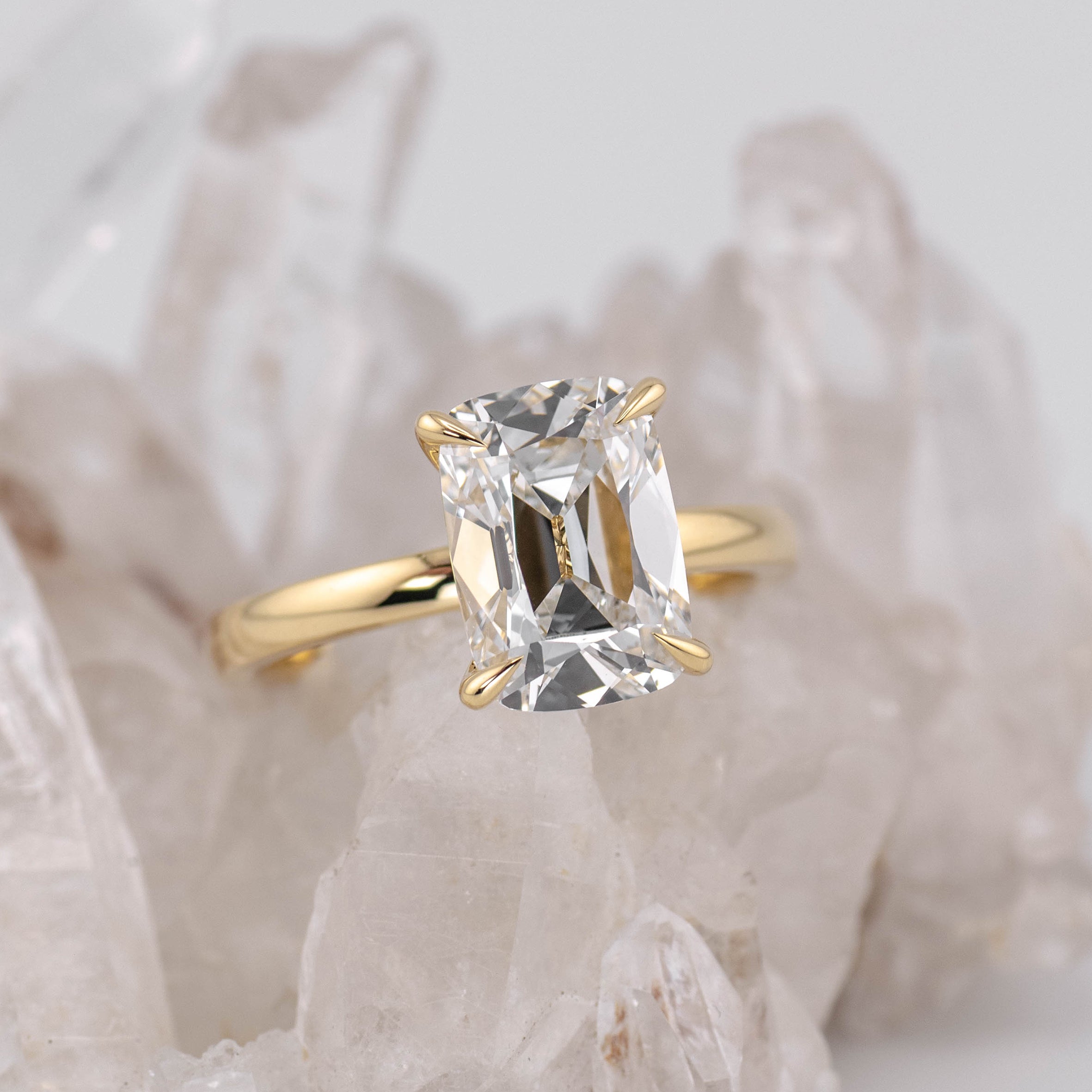 (Ready to Ship Size M) - 3.10ct Old Mine F VVS2 Solitaire with Hidden Halo 18k