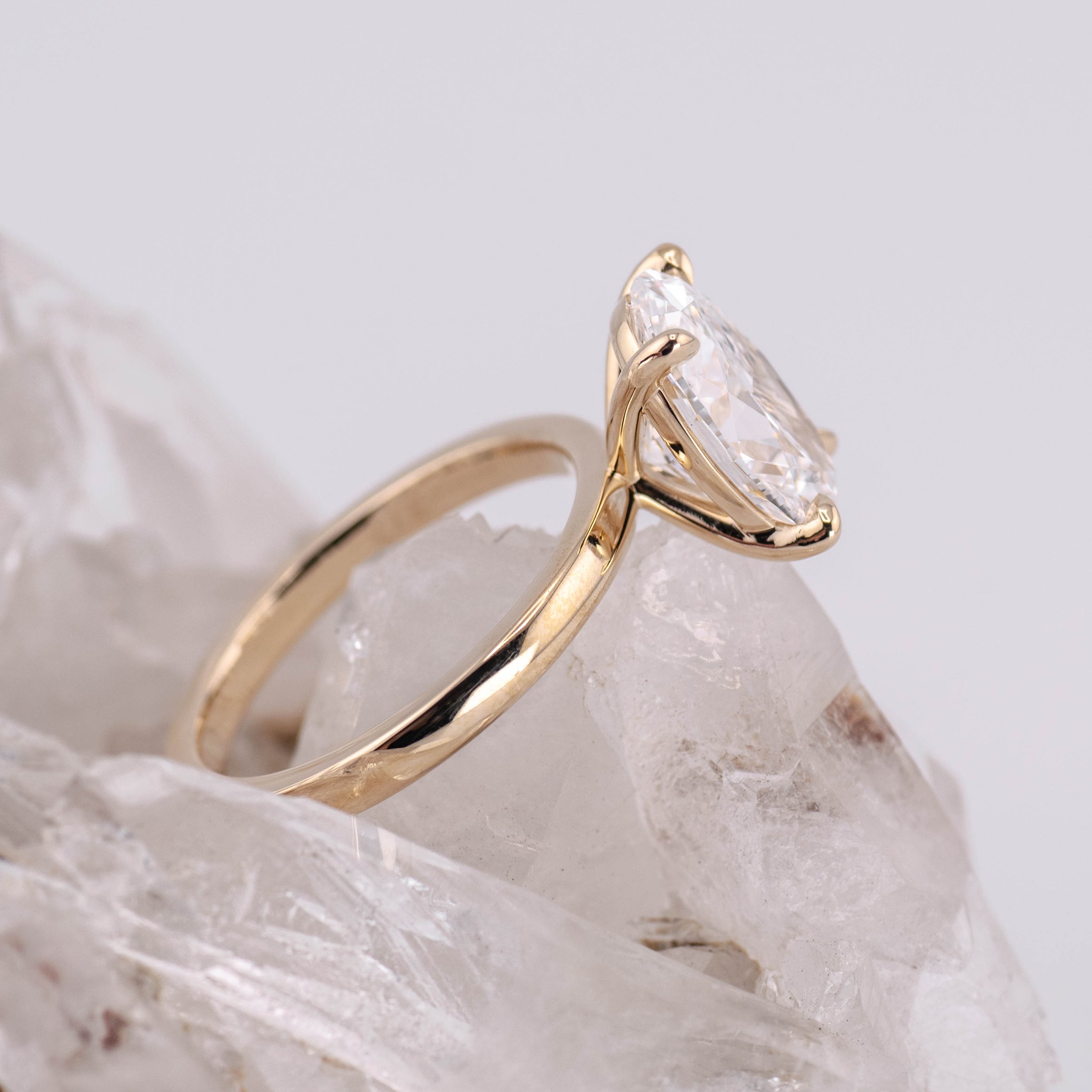 (Ready to Ship Size M) - Oval Solitaire 3.20ct E VVS2 in 9k Yellow Gold