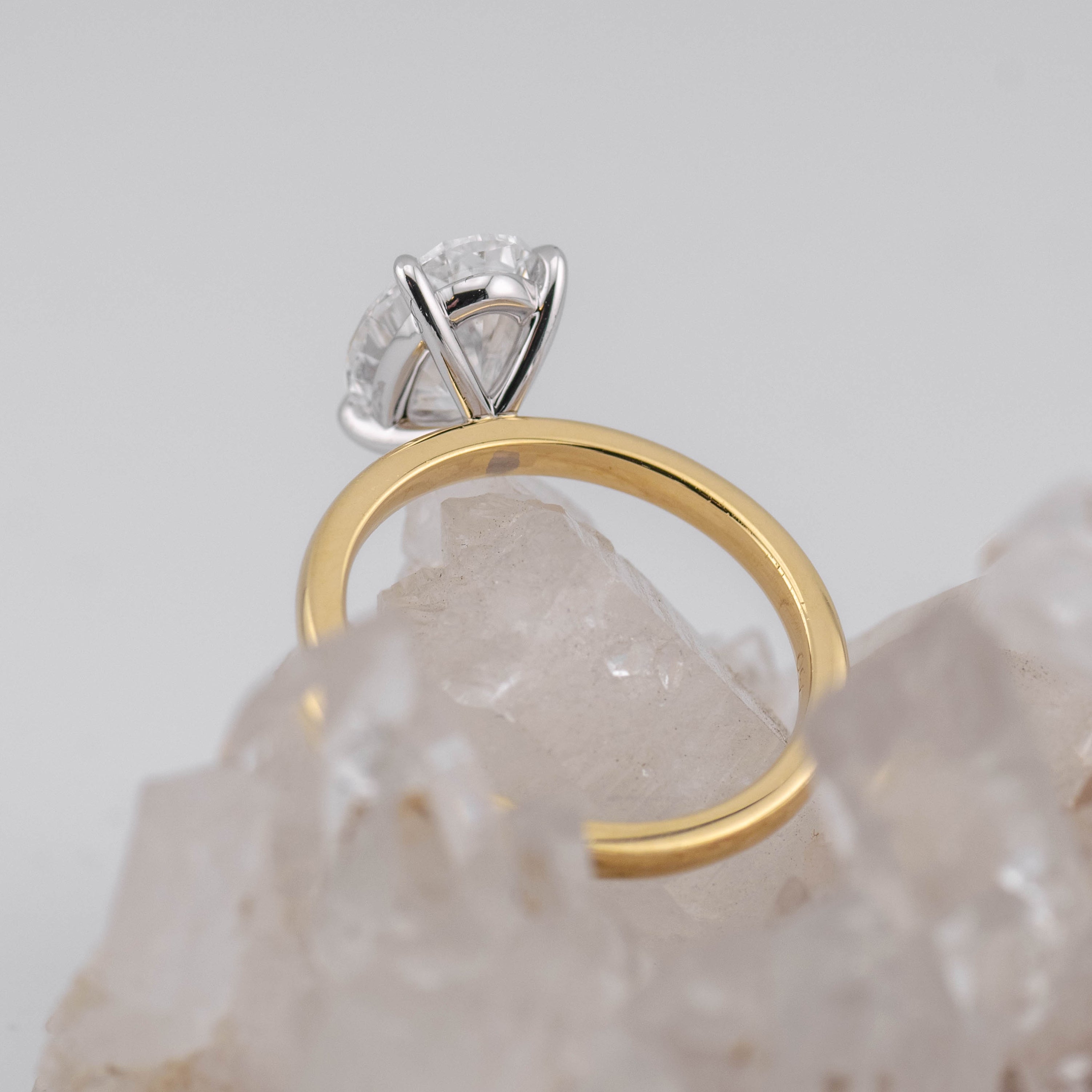 (Ready to Ship Size M) - Kate 2.5 – 4 Claw 2.56ct Oval Solitaire in 2 Tone 18k Gold