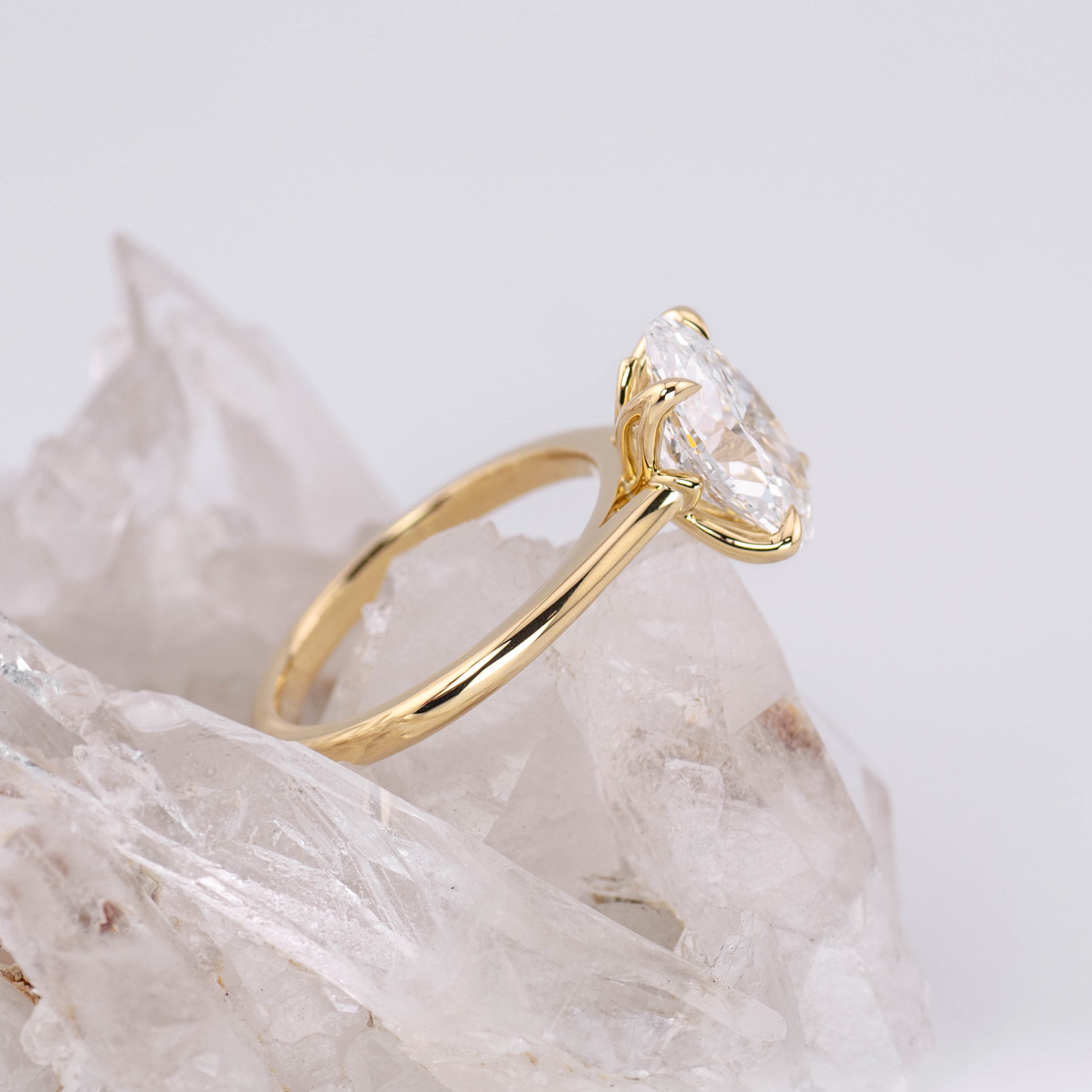 (Ready to Ship Size M) - Oval Petal 3.0 – 4 Claw Petal Basket 3.00ct E VVS2 Oval Solitaire in 18k Yellow Gold