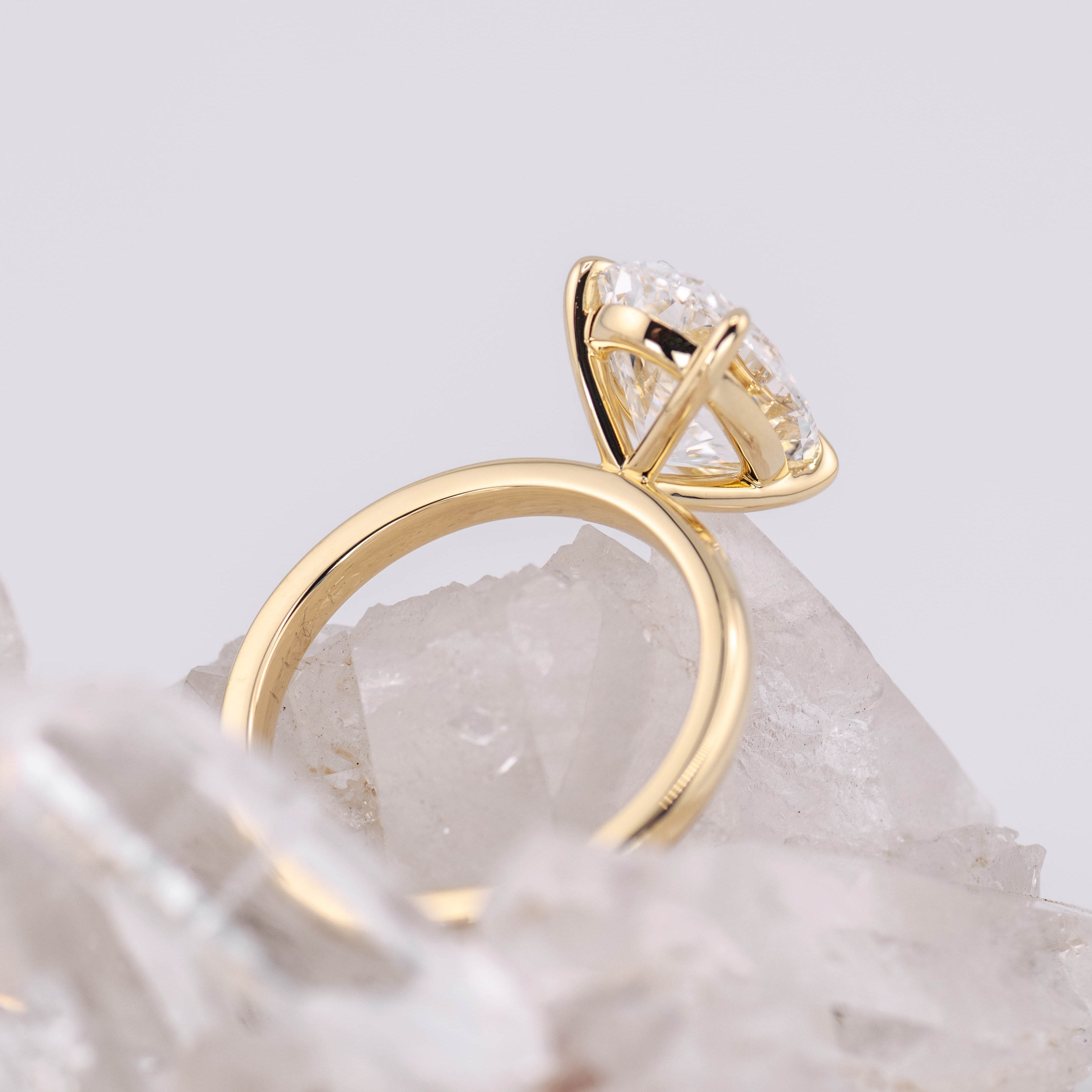 (Ready to Ship Size M) - Kate 4.0 – 4 Claw 4.10ct E VVS2 Oval Solitaire in 18k Yellow Gold CD