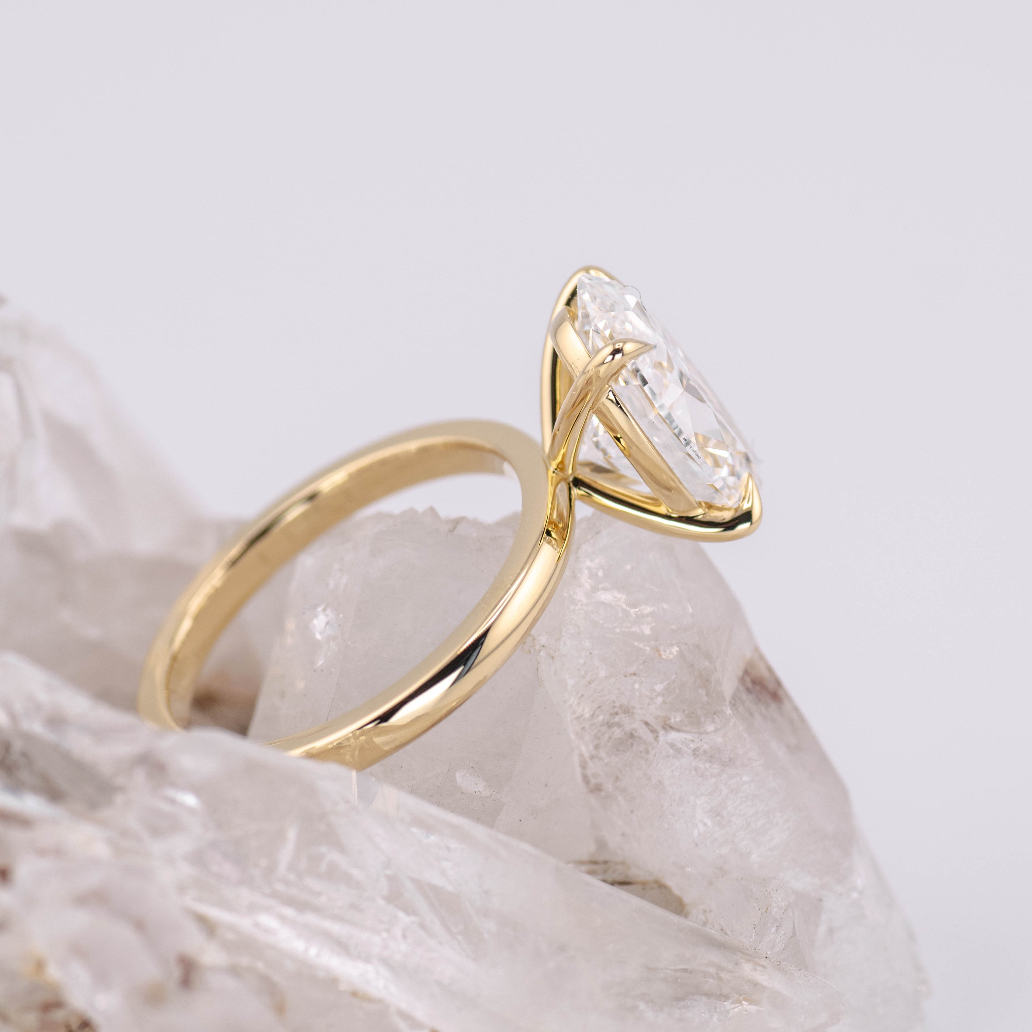 (Ready to Ship Size M) - Kate 4.0 – 4 Claw 4.10ct E VVS2 Oval Solitaire in 18k Yellow Gold CD