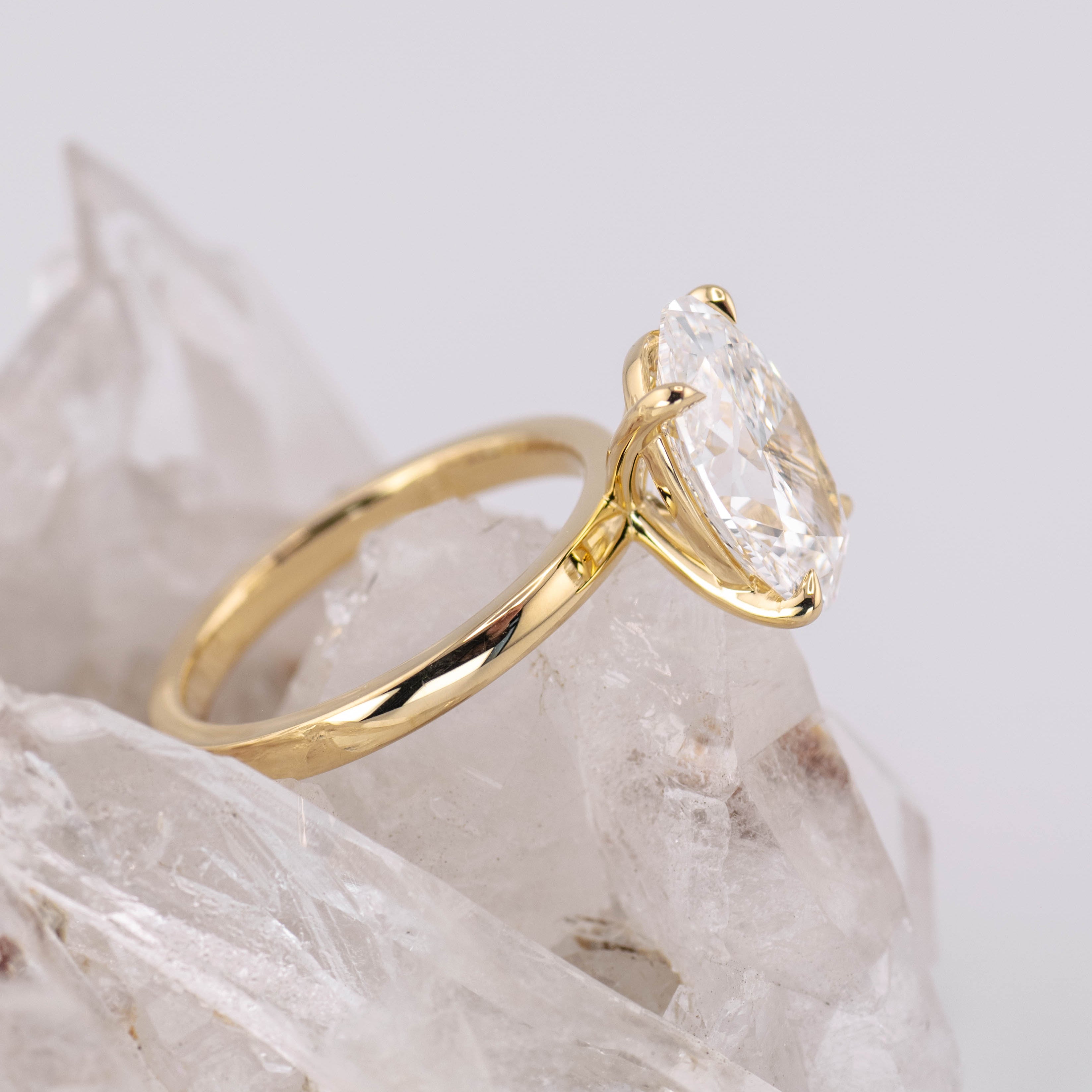 (Ready to Ship Size M) - Kate 4.0 – 4 Claw 4.10ct E VVS2 Oval Solitaire in 18k Yellow Gold