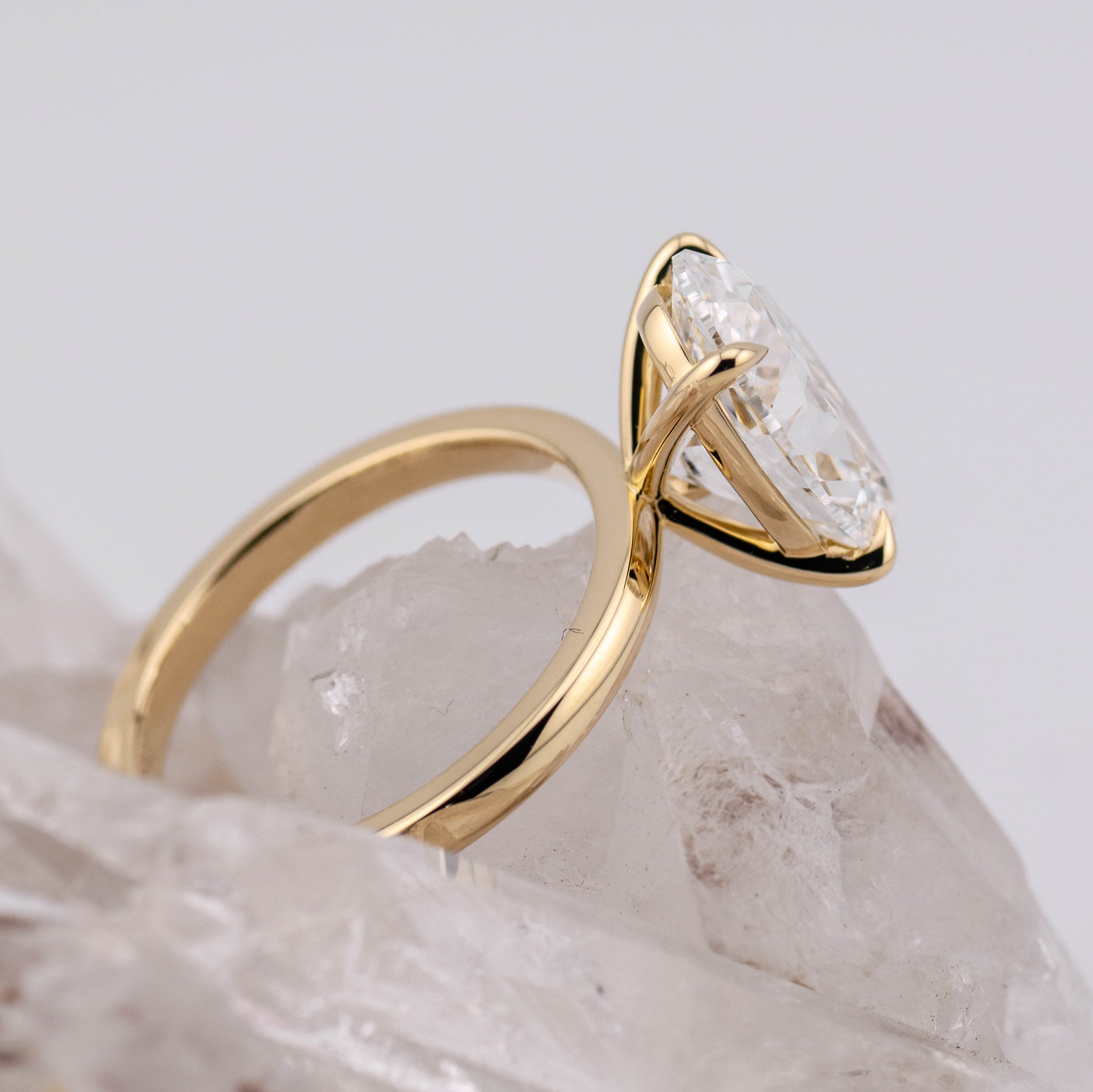 (Ready to Ship Size M) - Oval Solitaire 4.07ct F VVS2 in 18k Yellow Gold