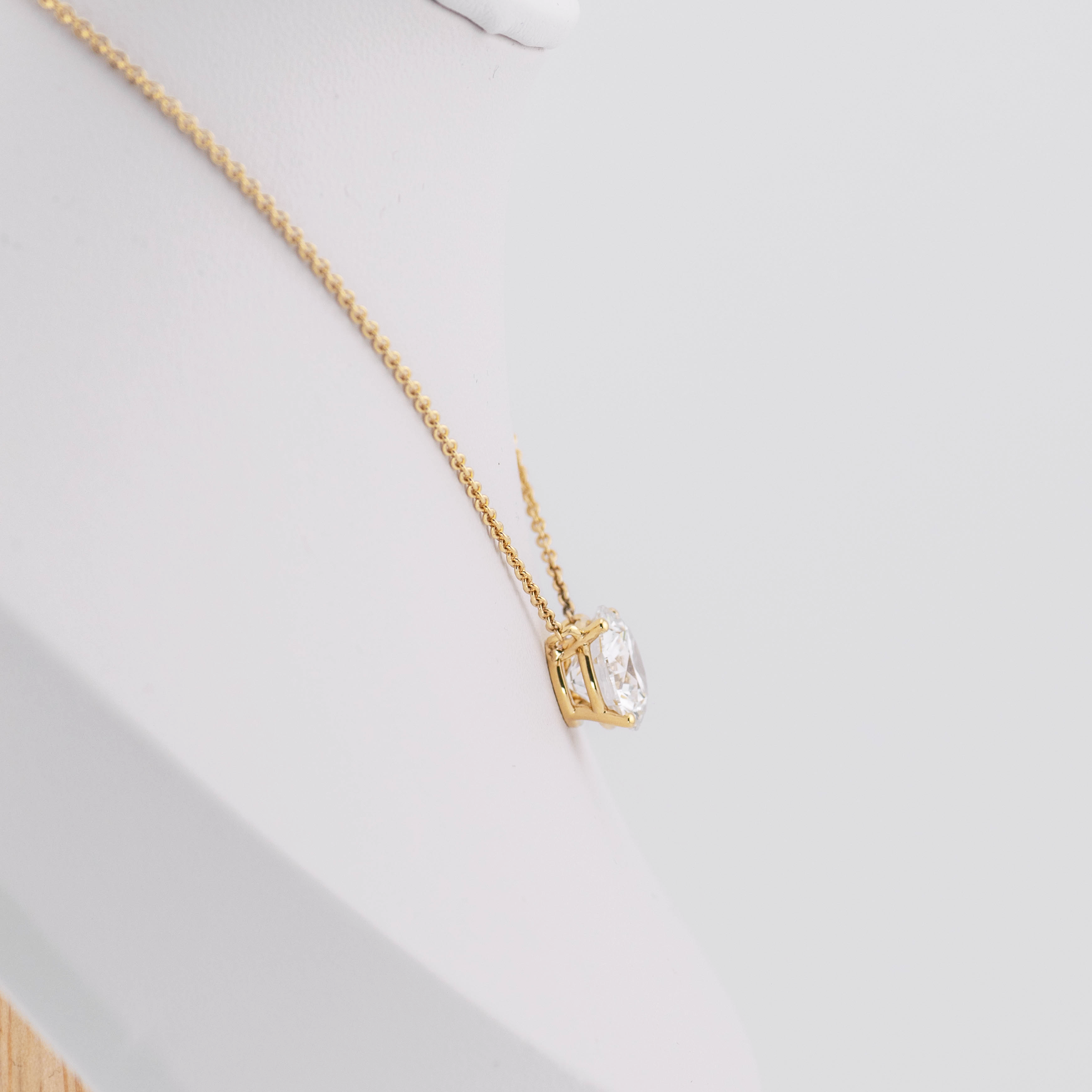 3.67ct 18k Yellow Gold Brilliant Round Cut Pendant and Chain